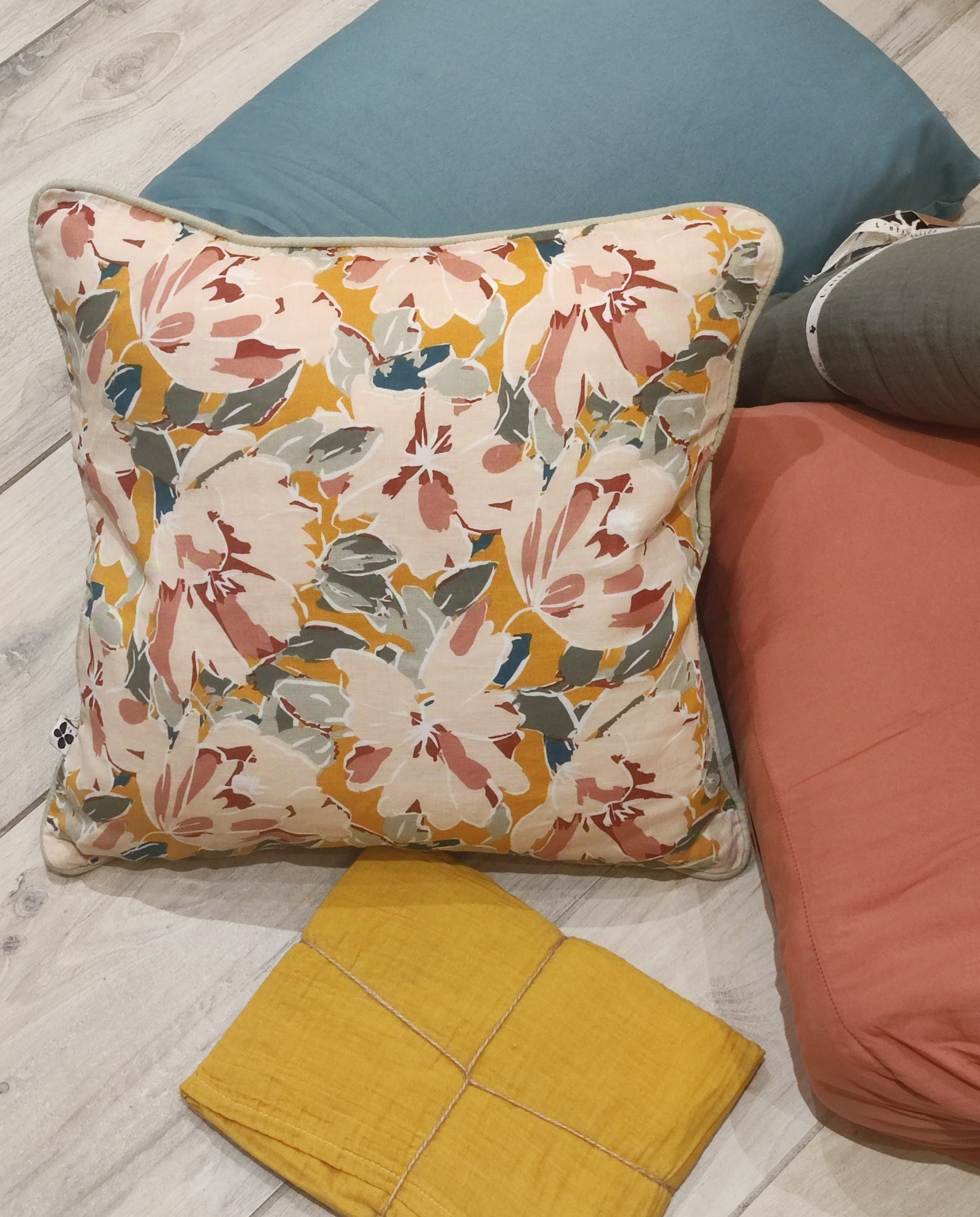 coussin-Clarence-gaze-de-coton-effet-papillon-ambiance