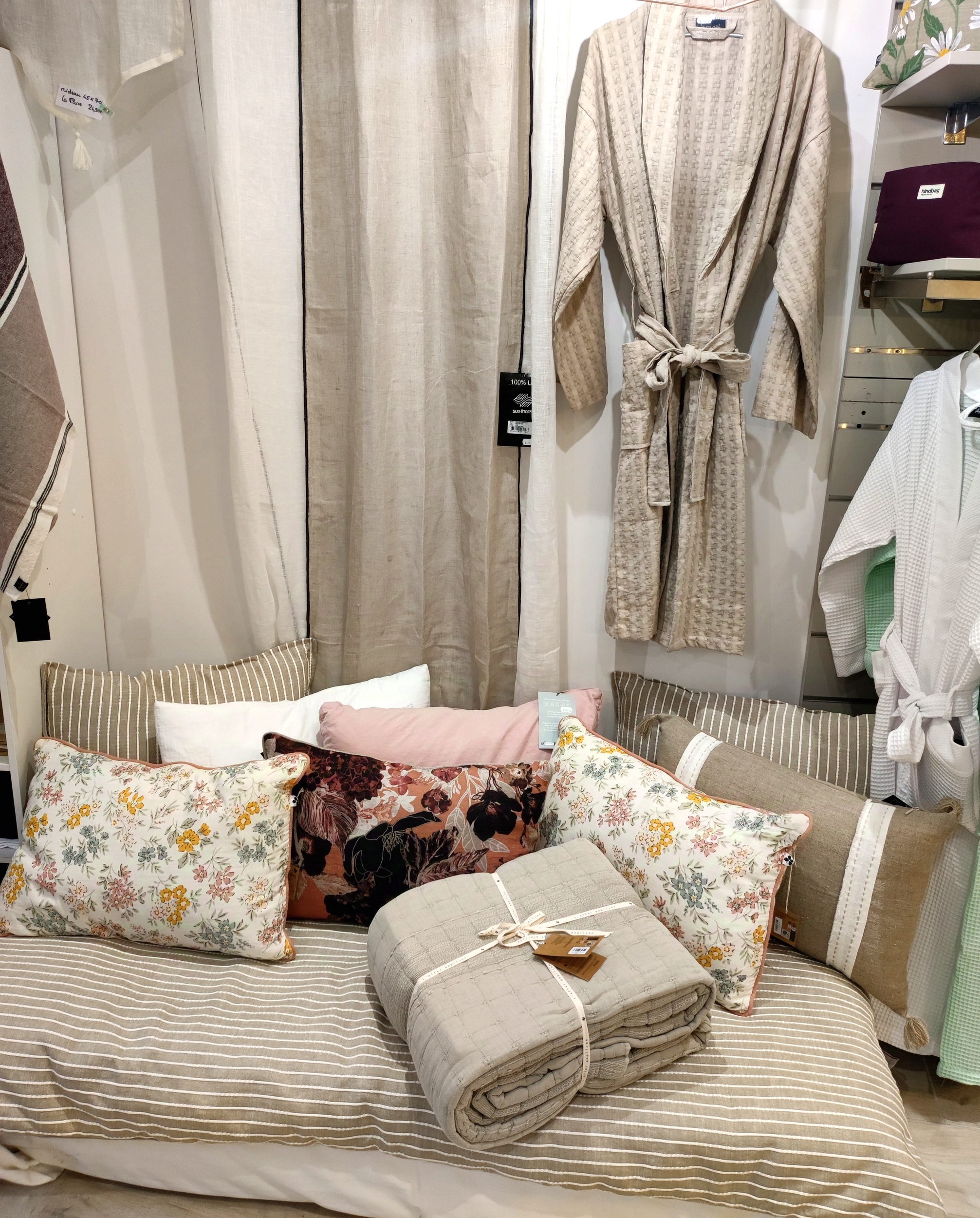 ambiance-coussins-banquette-salon