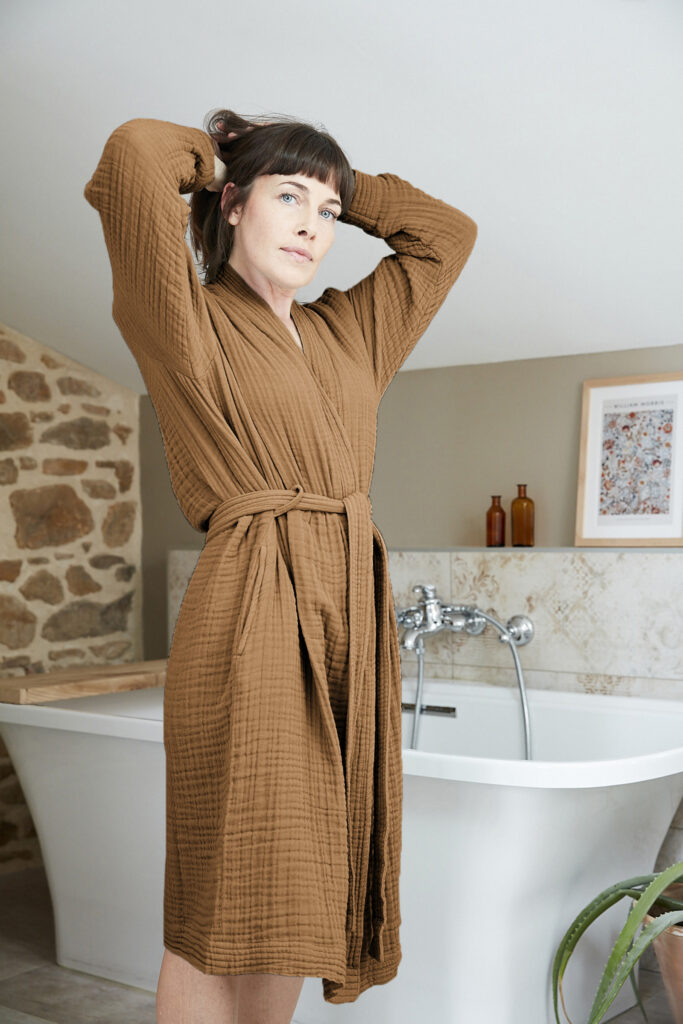 Peignoir-Gaia-Gaze-de-Coton-Camel-Effet-Papillon-ambiance