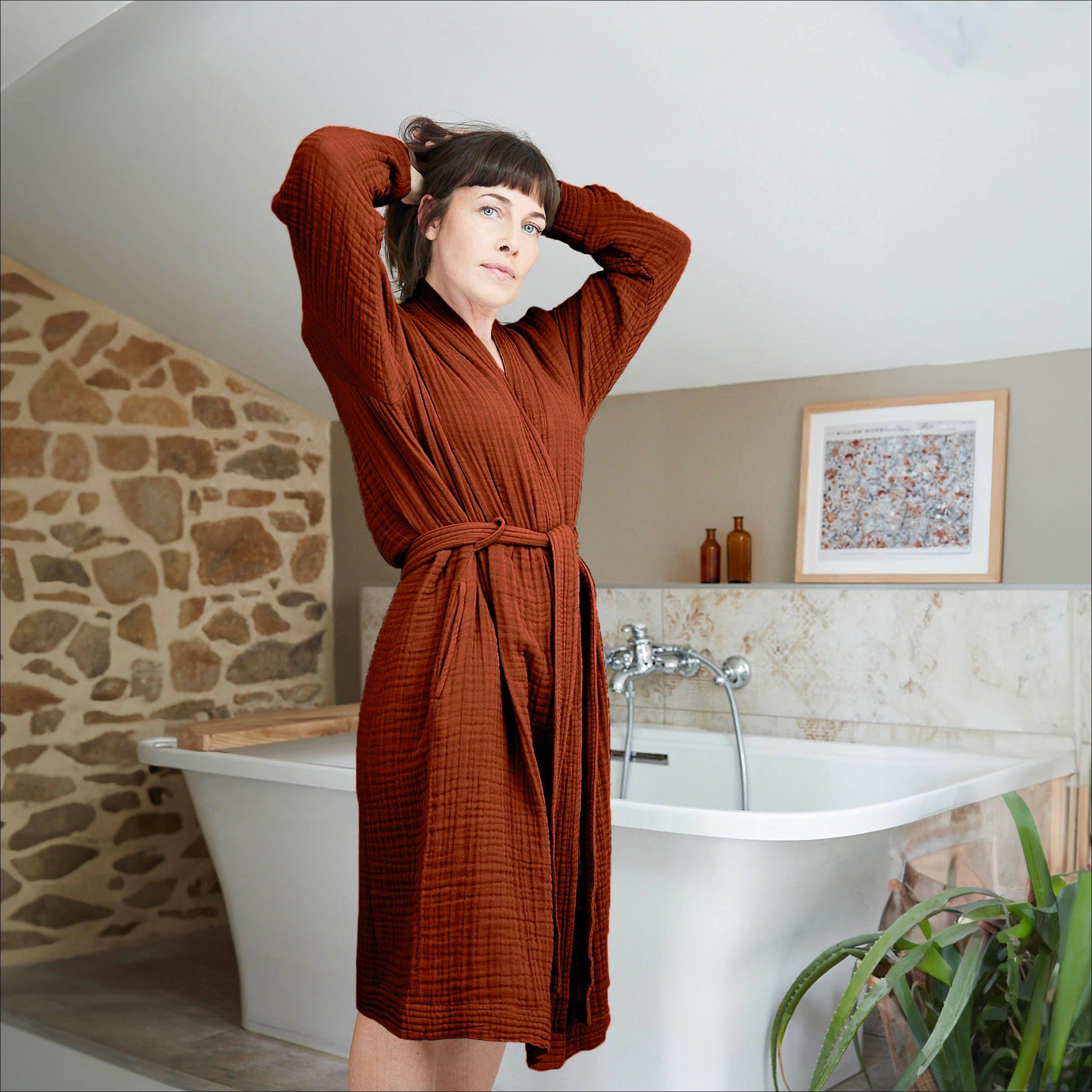 Peignoir-Gaia-Gaze-de-Coton-Terracotta-Effet-Papillon-ambiance-femme