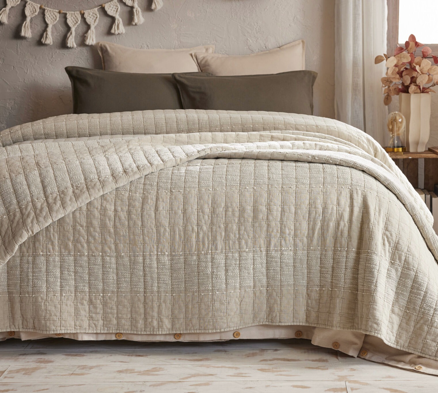 Couvre-lit-matelasse-zelie-sable-effet-papillon-ambiance