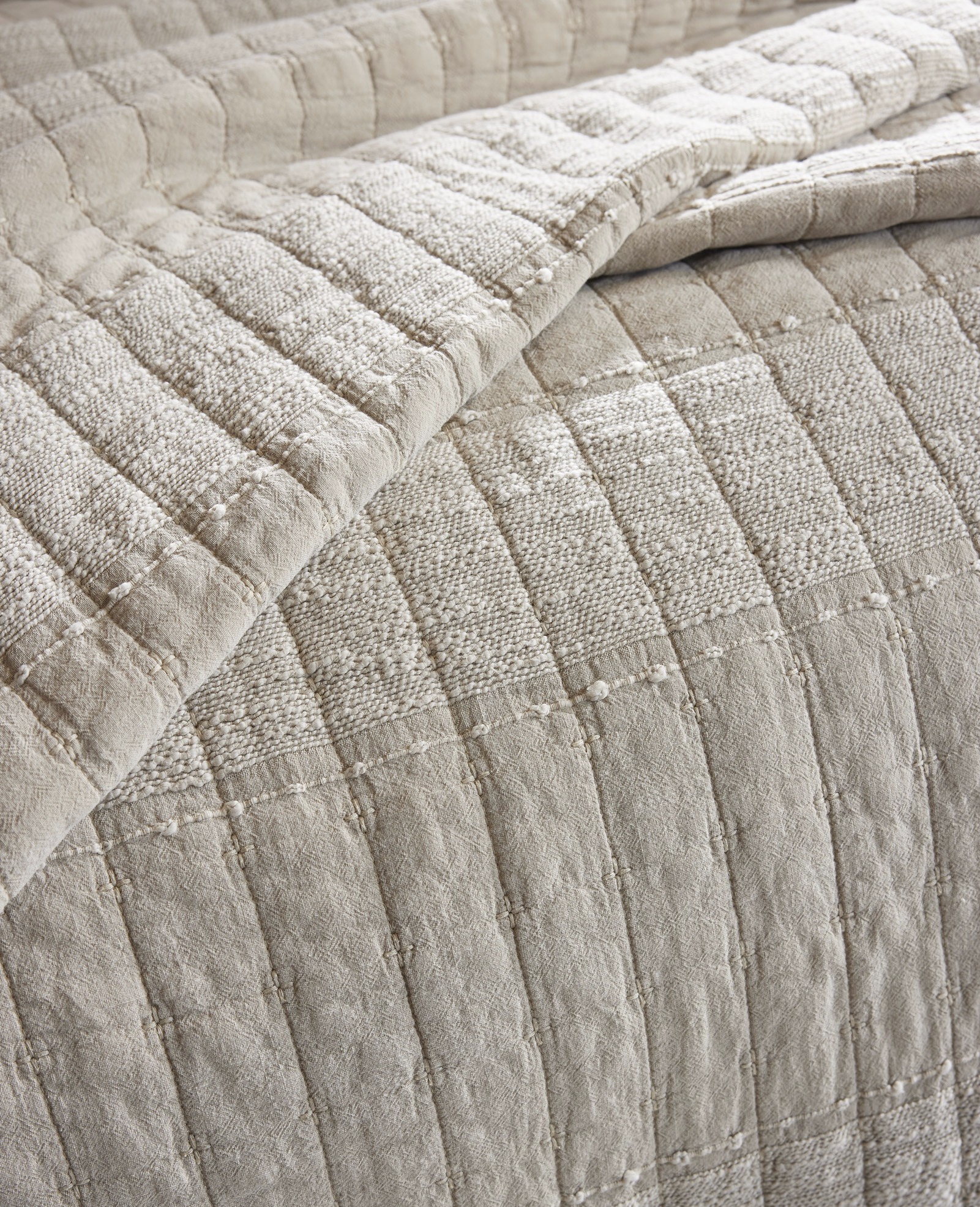 Couvre-lit-matelasse-zelie-sable-effet-papillon-zoom