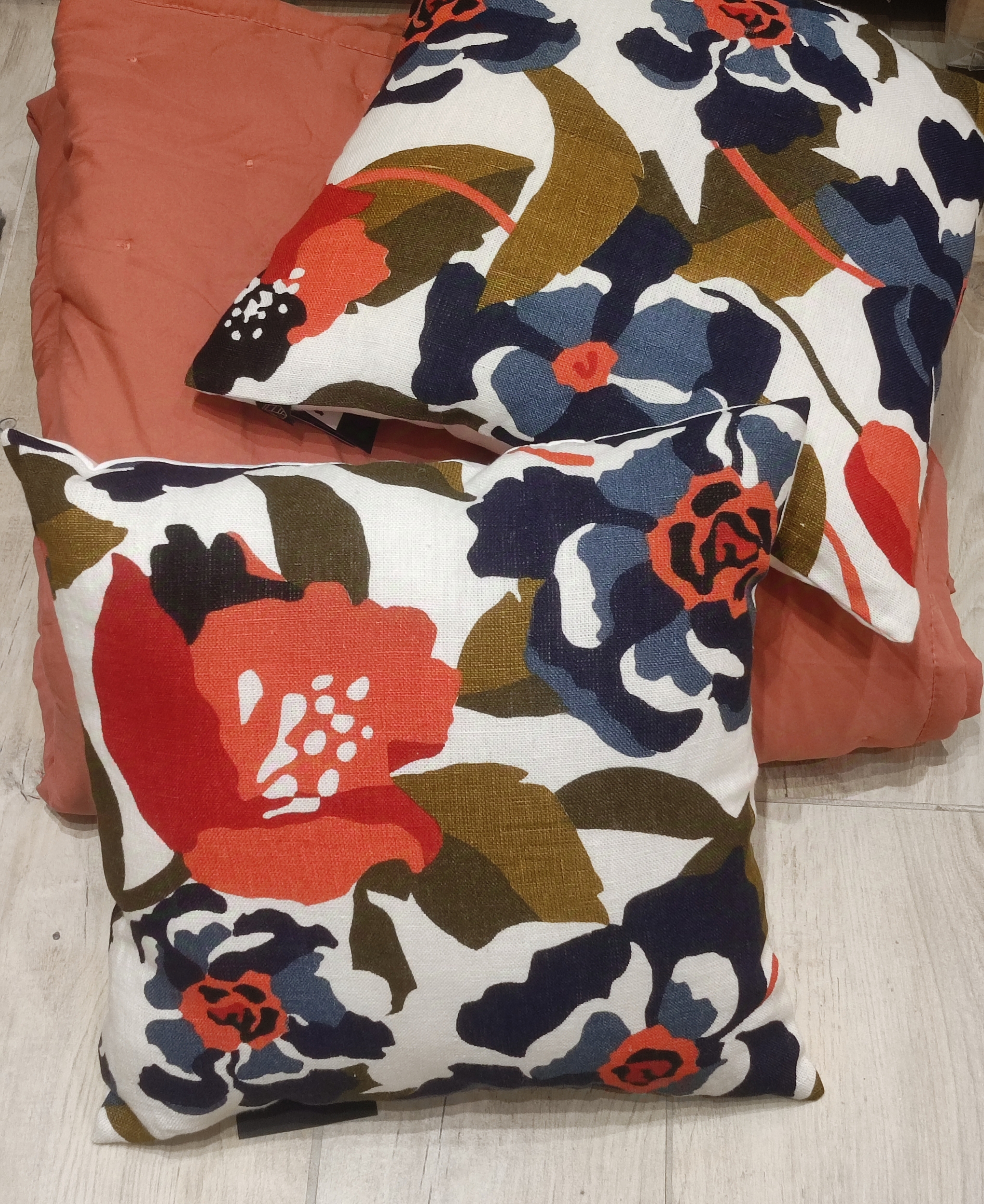 Coussin-lin-carré-floral