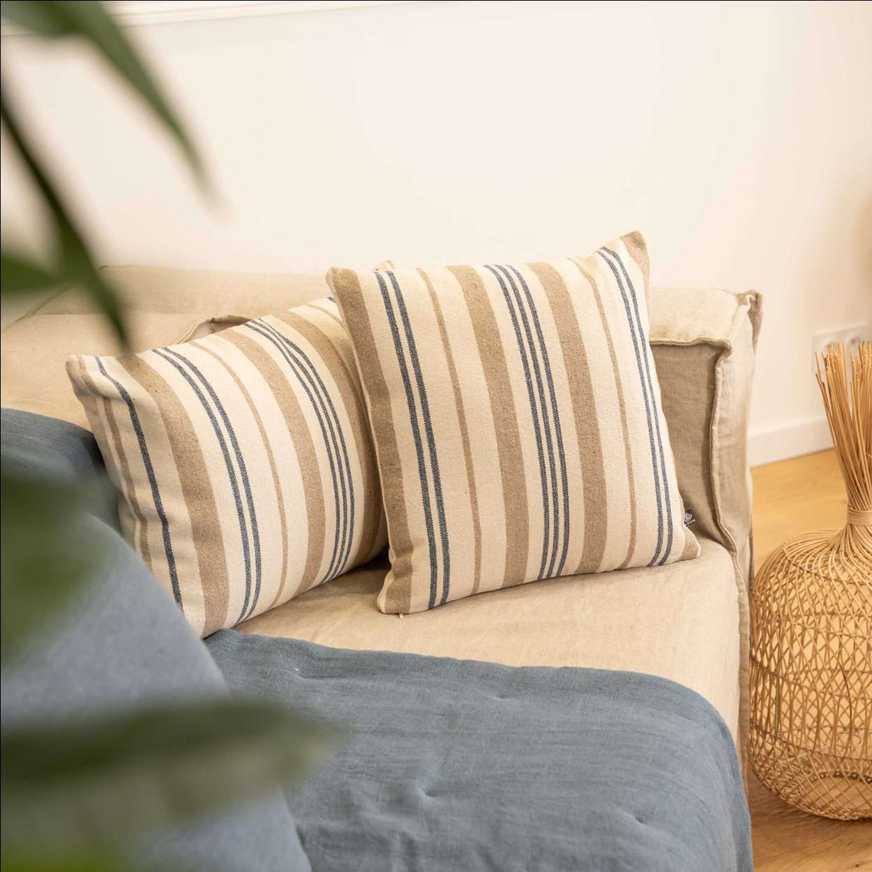 Coussin-louise-rectangle-40-60-cm-sud-etoffe-rayures-navy-ambiance-zoom