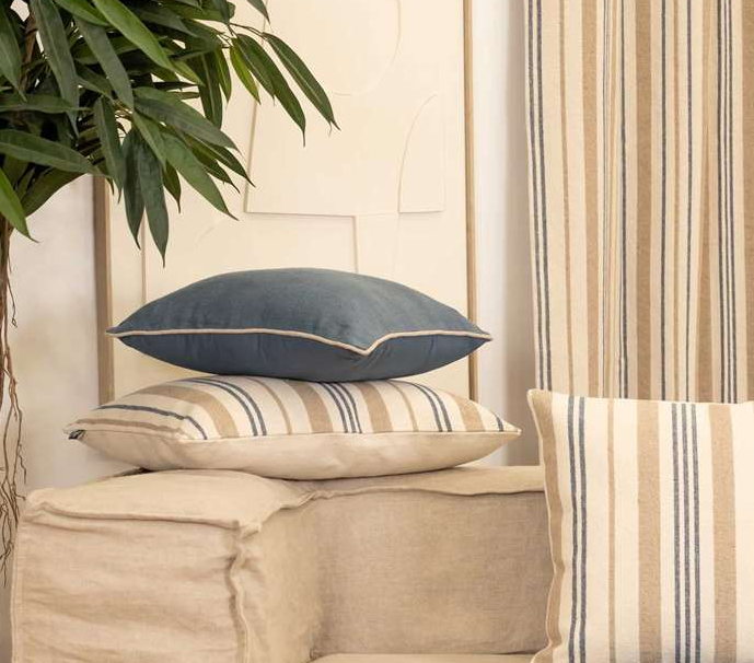 Coussin-louise-rectangle-40-60-cm-sud-etoffe-rayures-navy-ambiance