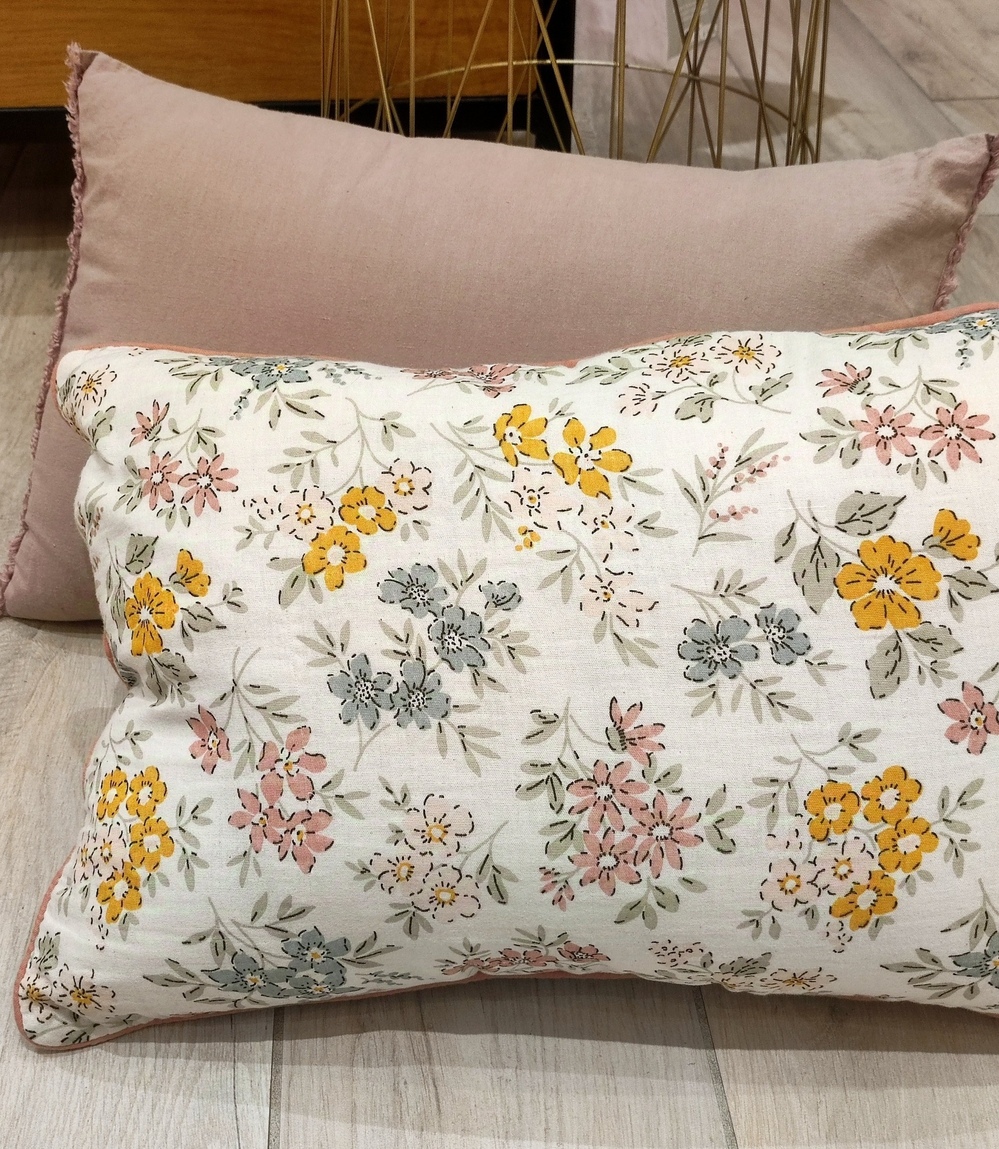 Coussin-adèle-gaze-de-coton-effet-papillon-ambiance
