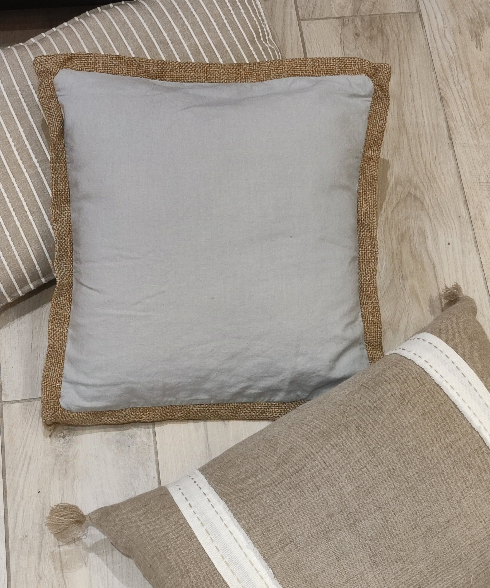 Coussin-Luzia-lichen-vent-du-sud-ambiance-lin