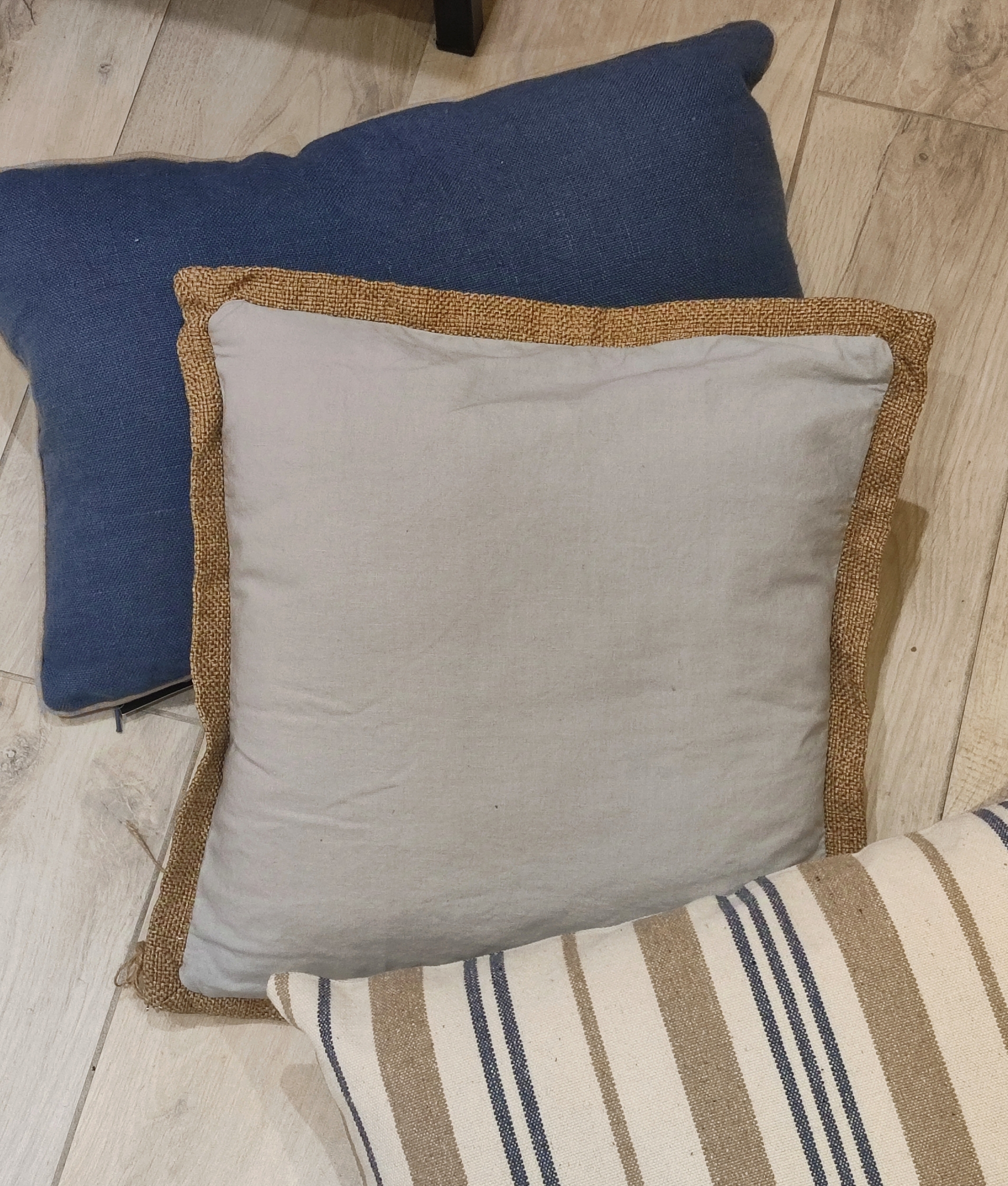 Coussin-Luzia-lichen-vent-du-sud-ambiance-bleu