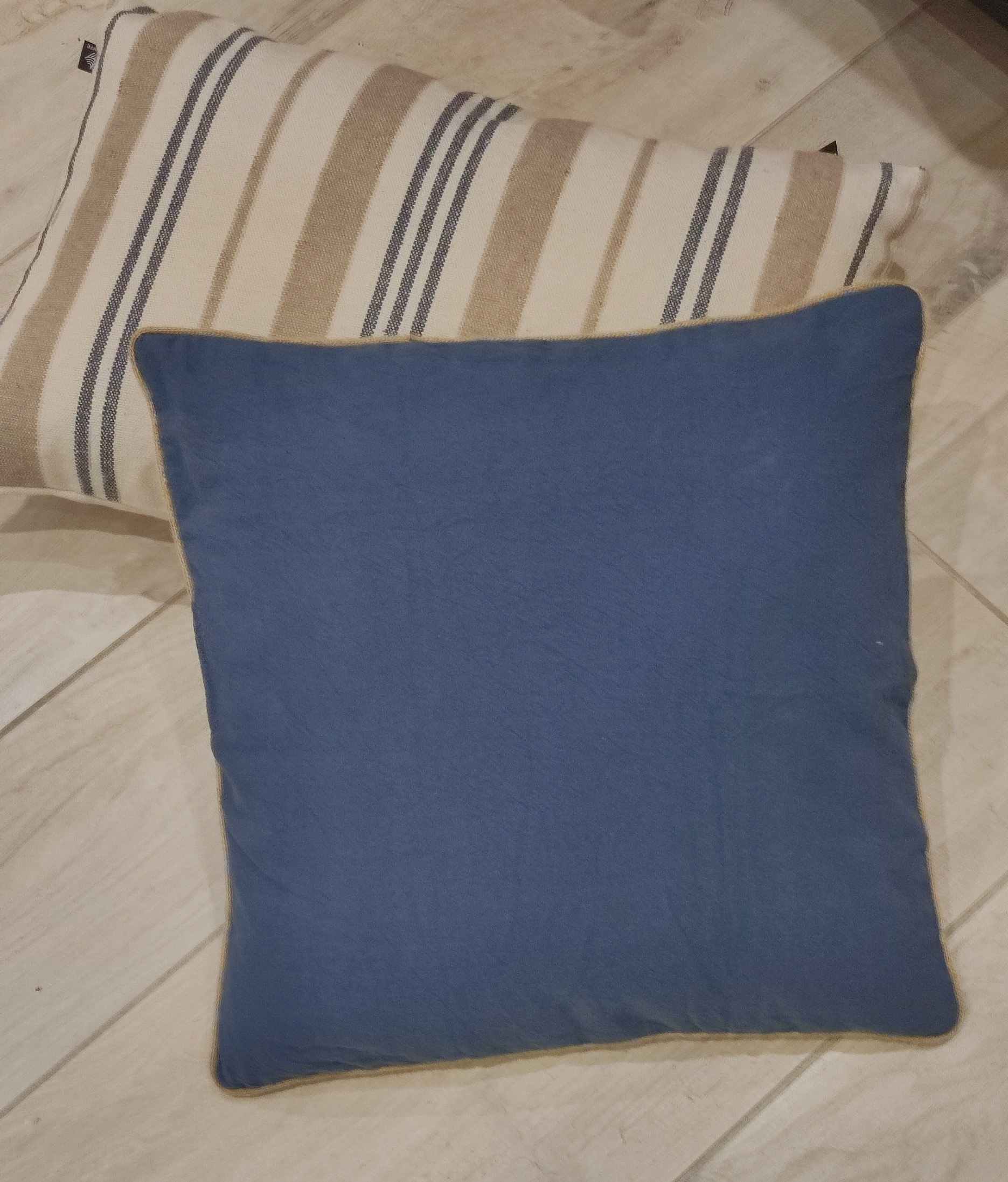 Coussin-Hono-Marine-vent-du-sud-ambiance3