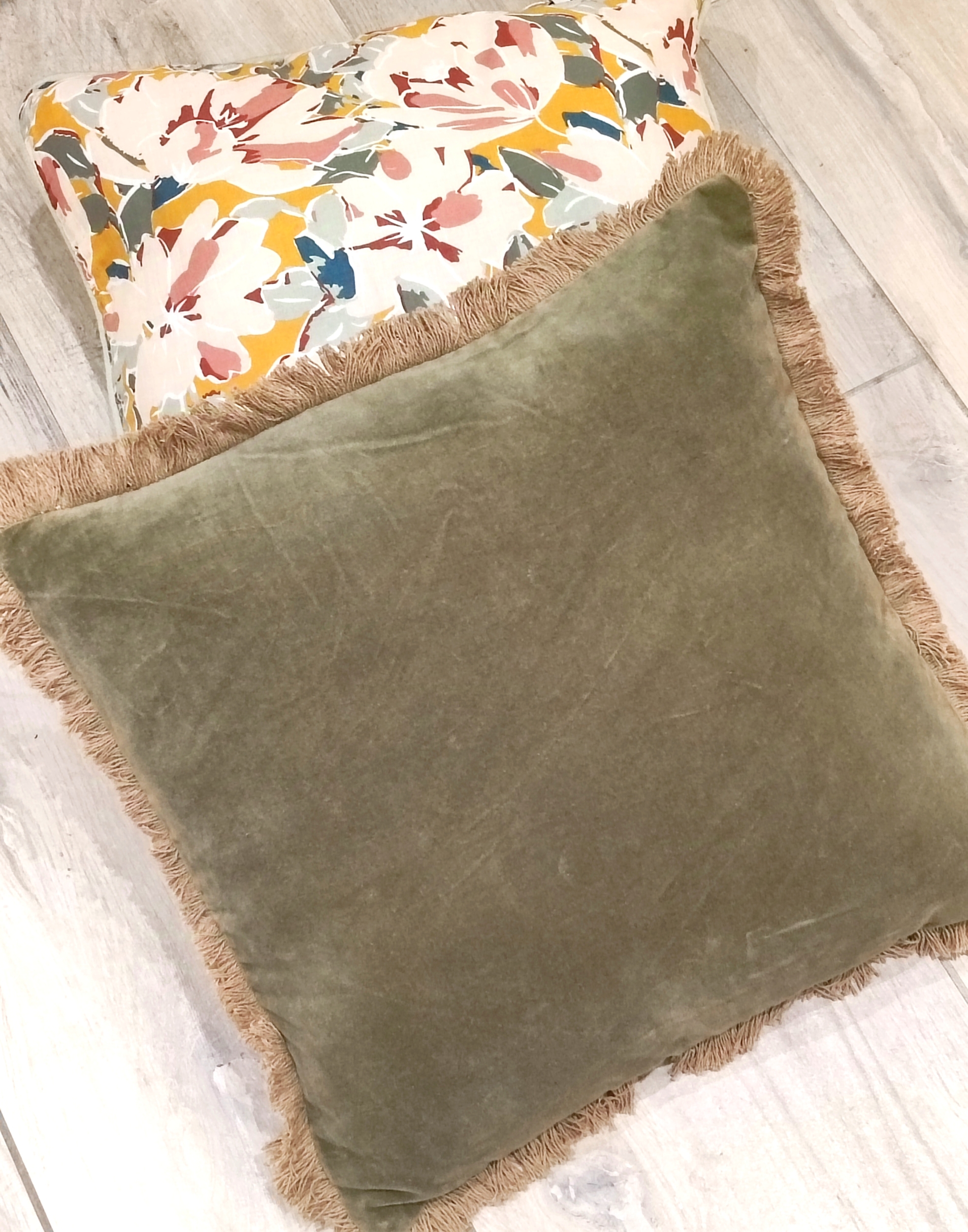 Coussin-Manelle-Velours-kaki-vent-du-sud-ambiance1