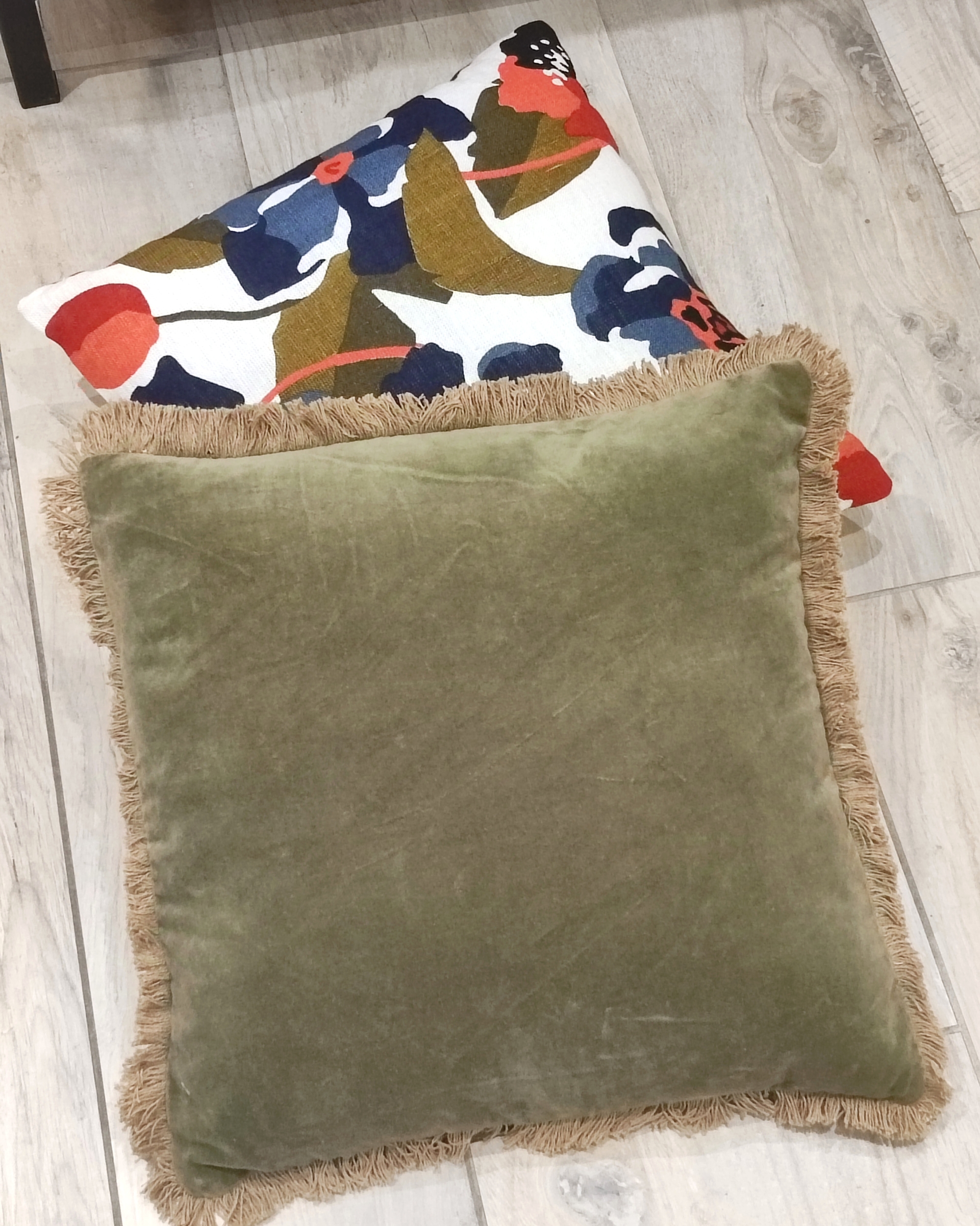 Coussin-Manelle-Velours-kaki-vent-du-sud-ambiance2