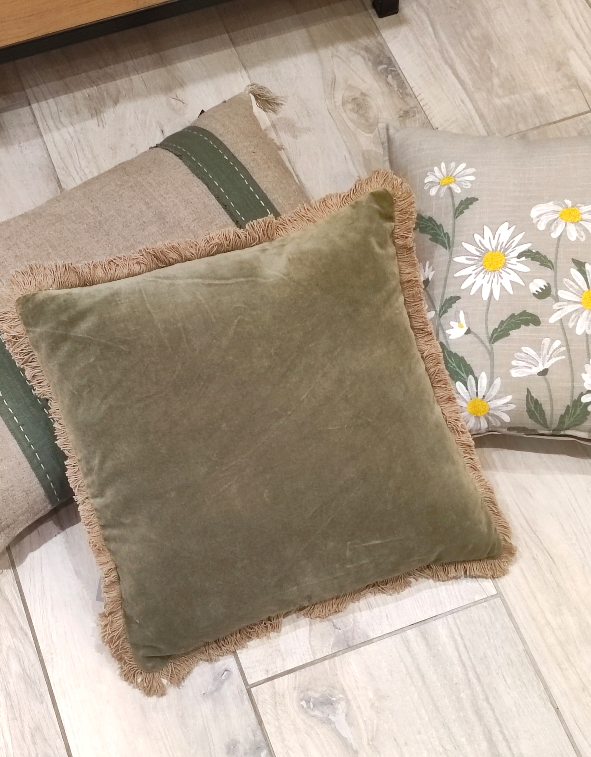 Coussin-Manelle-Velours-kaki-vent-du-sud-ambiance3