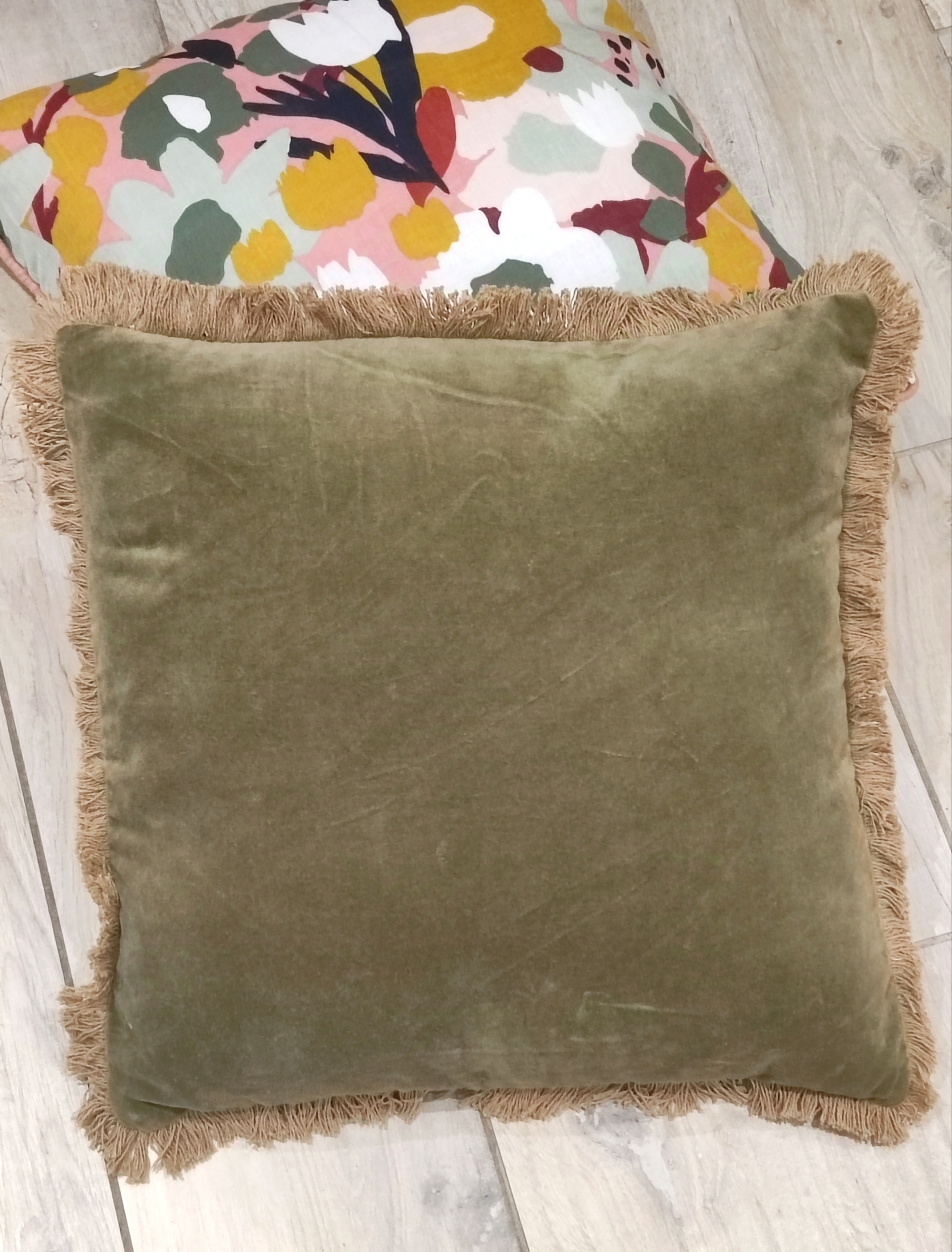Coussin-Manelle-Velours-kaki-vent-du-sud-ambiance4
