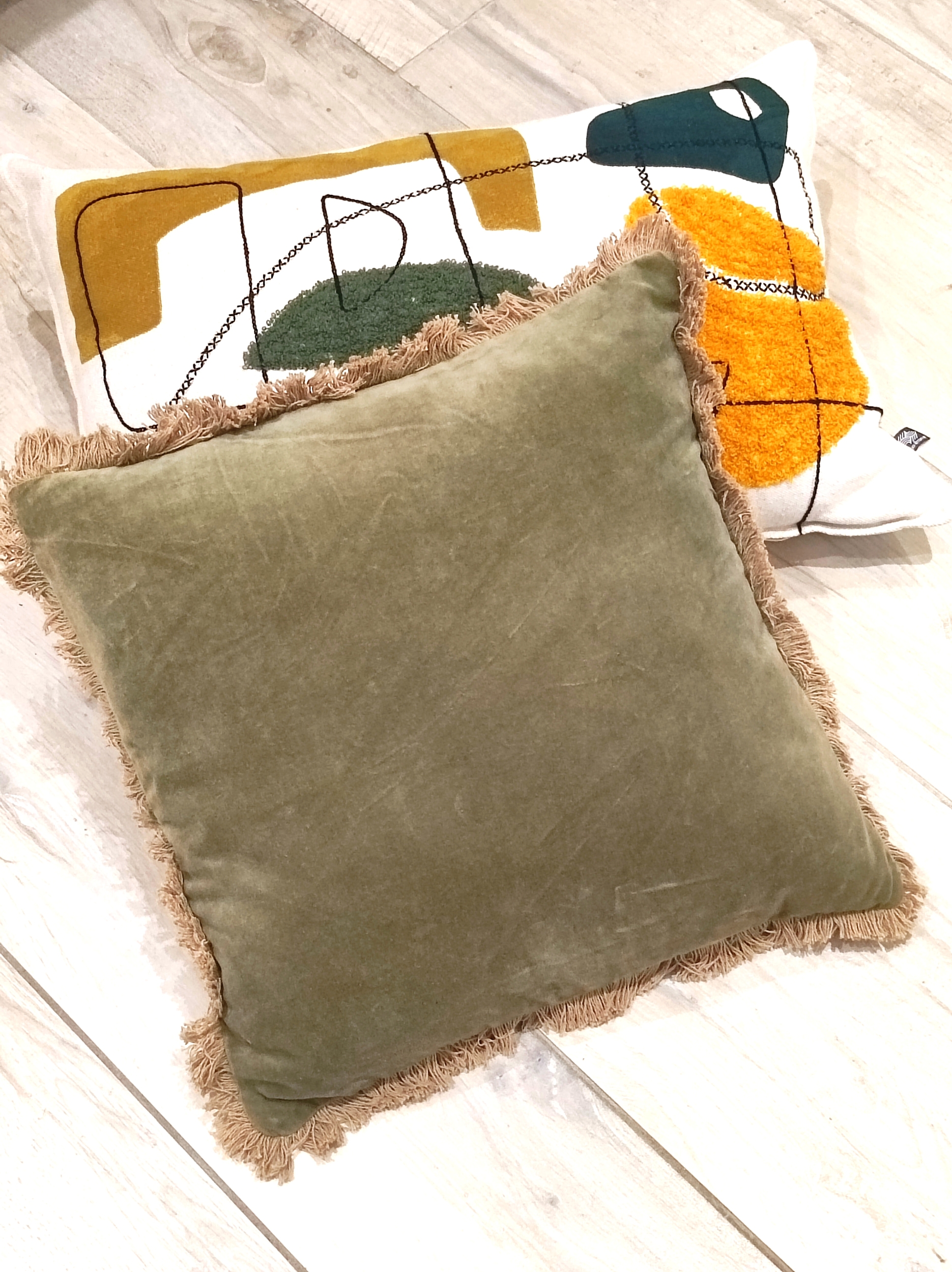 Coussin-Manelle-Velours-kaki-vent-du-sud-ambiance5