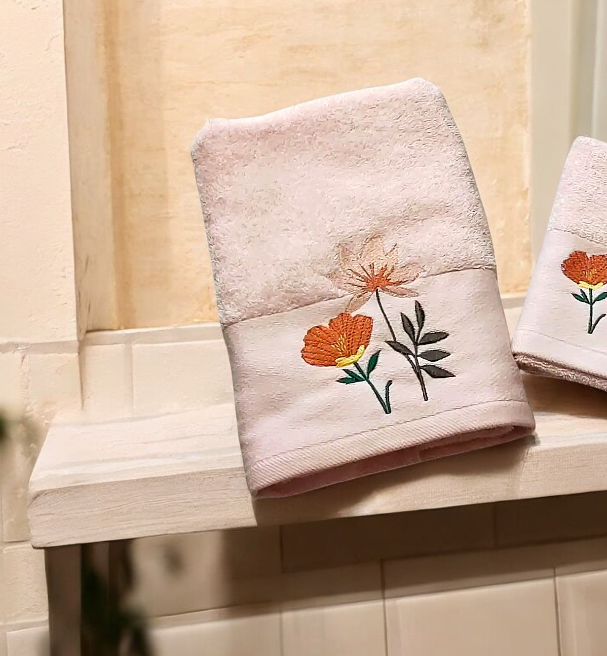 Serviette-de-toilette-fleurs-brodée-rose-poudre-ambiance
