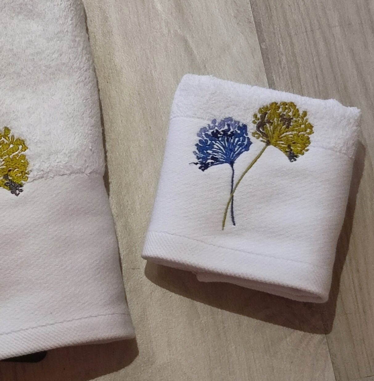 Serviette-invité-fleurs-brodées-sensei