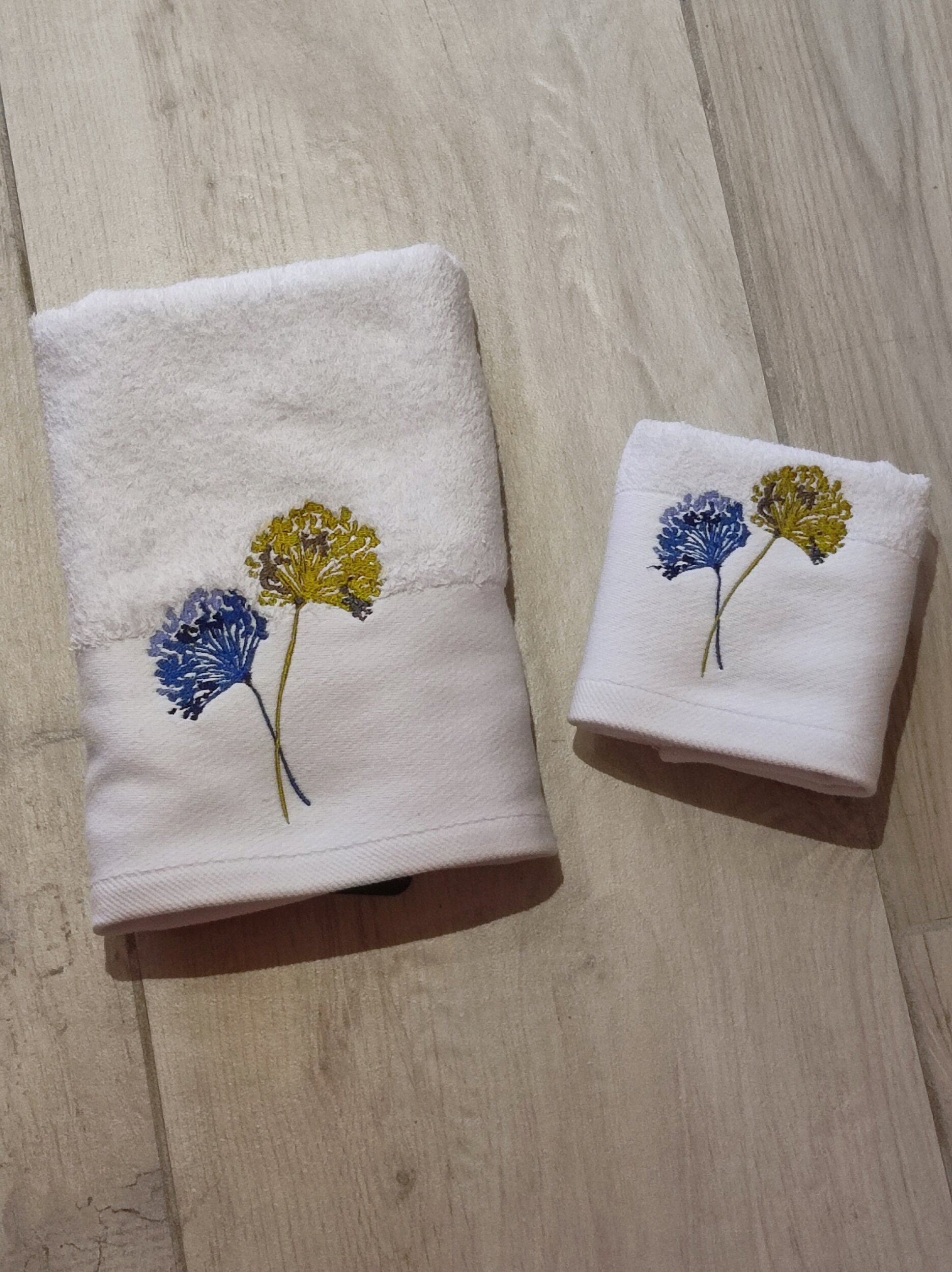 Serviette-de-toilette-fleurs-brodées-sensei