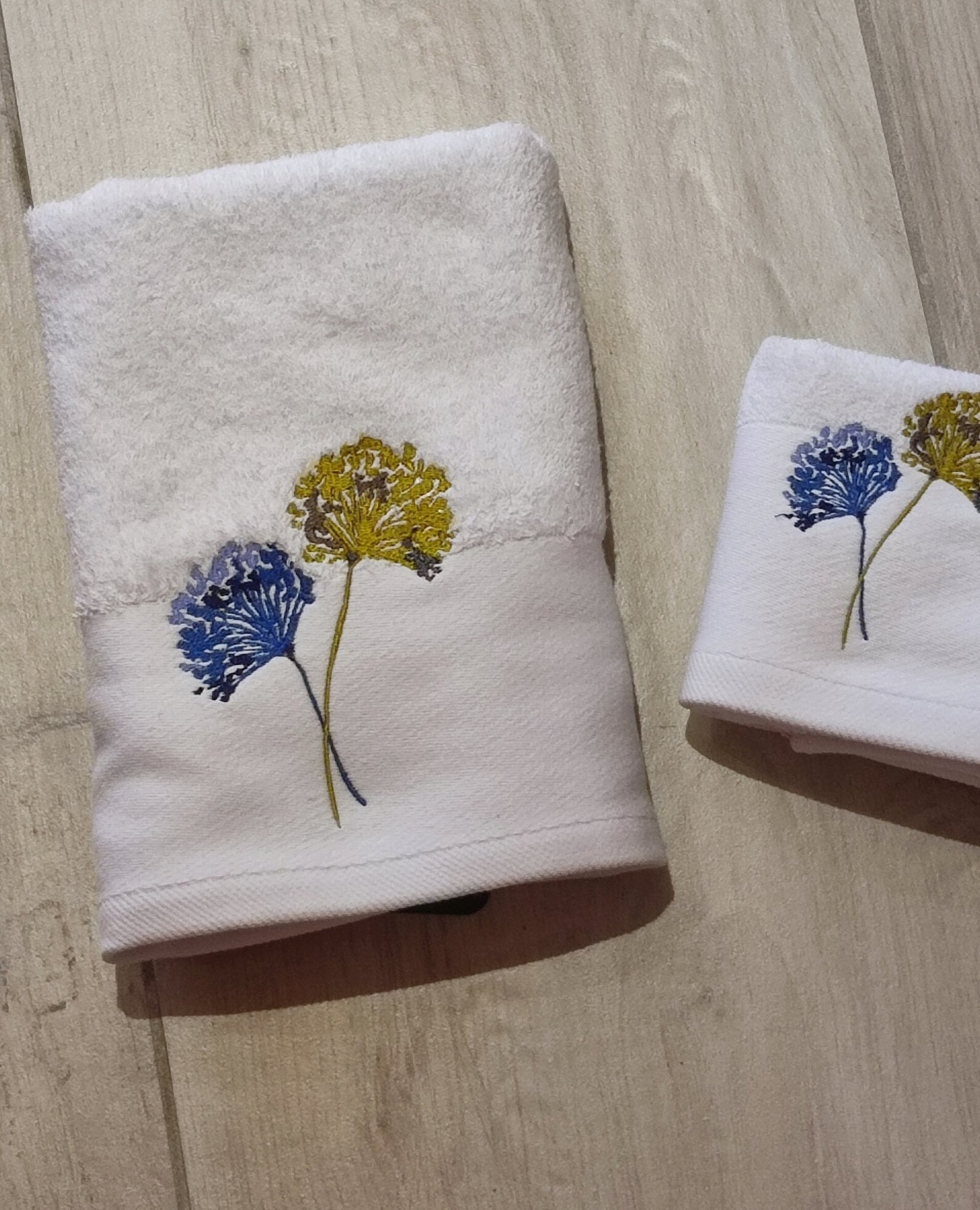 Serviette-de-toilette-fleurs-brodées-sensei
