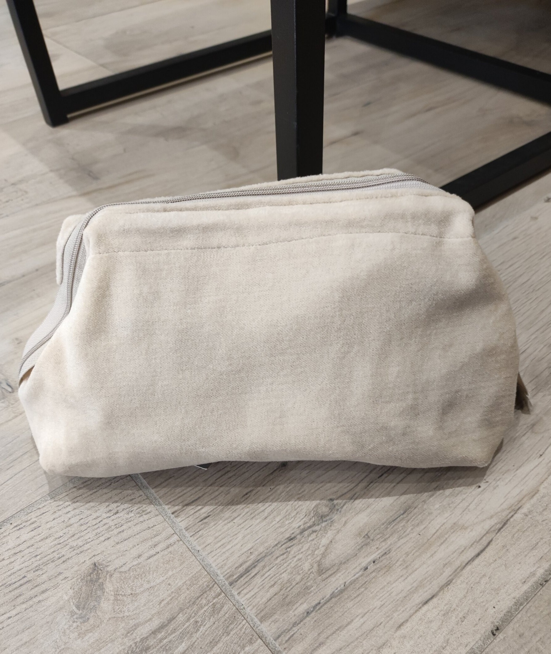 Trousse-de-toilette-Isilde-velours-couleur-lin-fermée