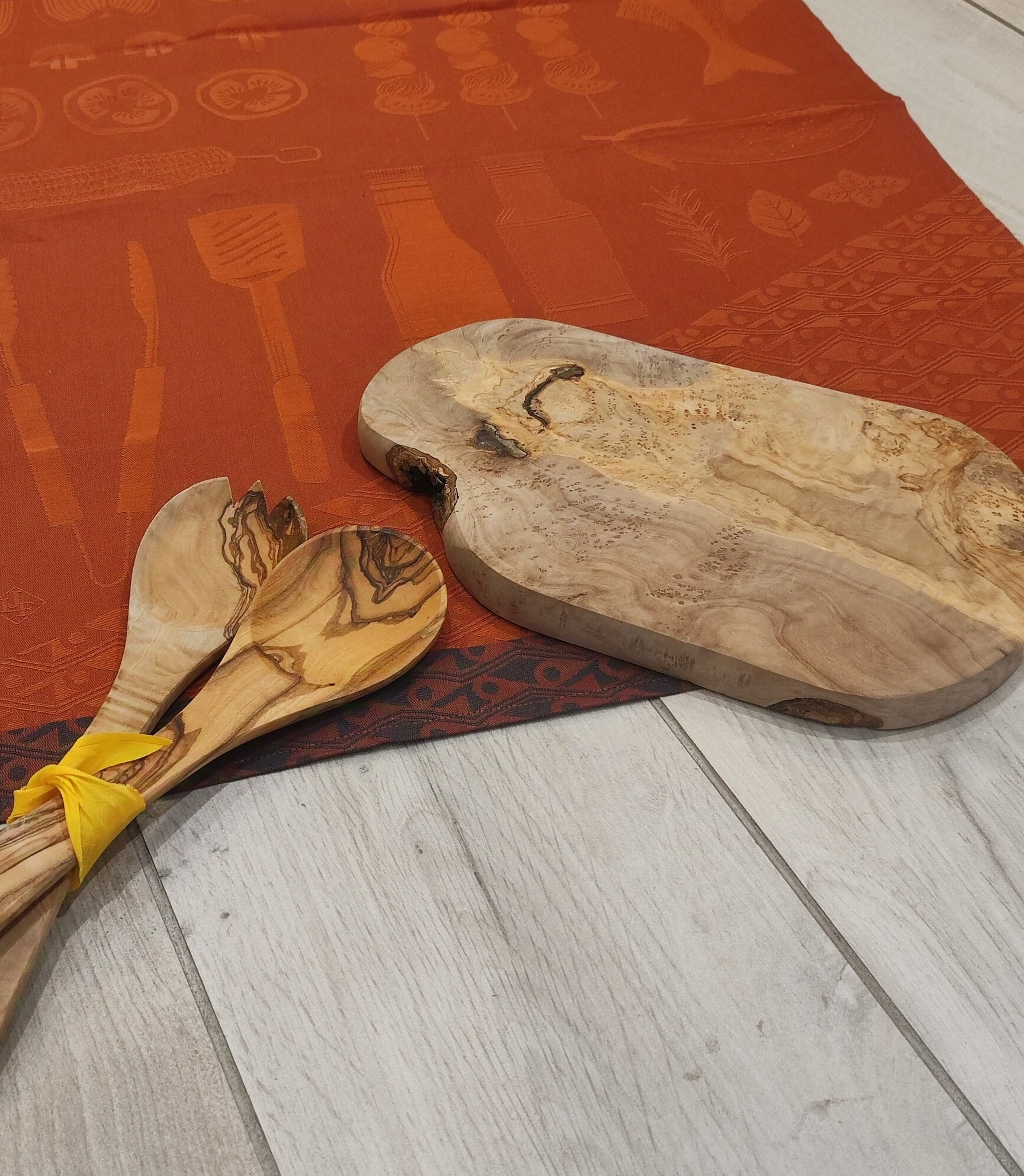 Assortiment-Planche-a-decouper-bois-olivier-couverts-salade