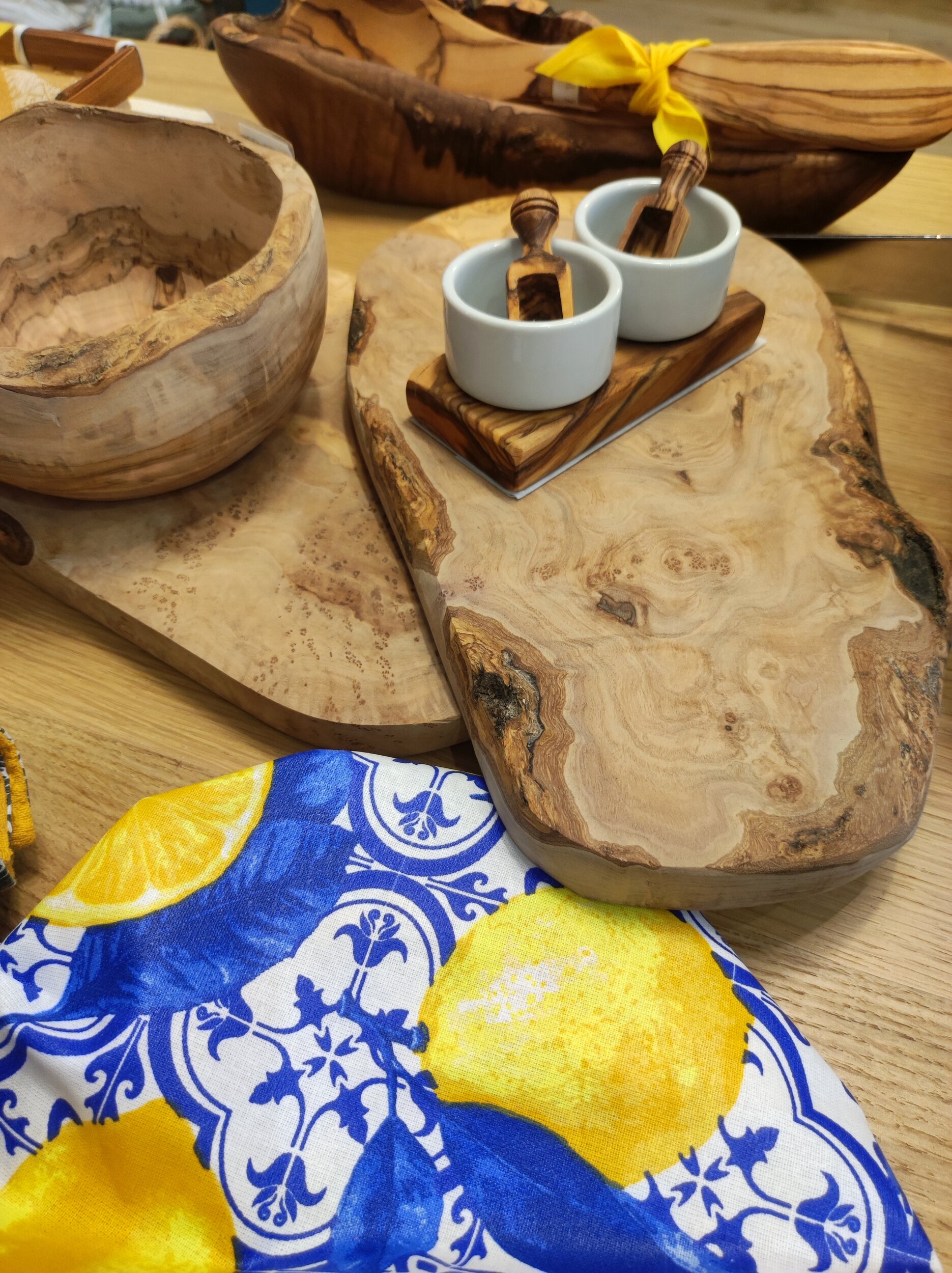 Assortiment-art-de-la-table-bois-olivier-couverts-salade