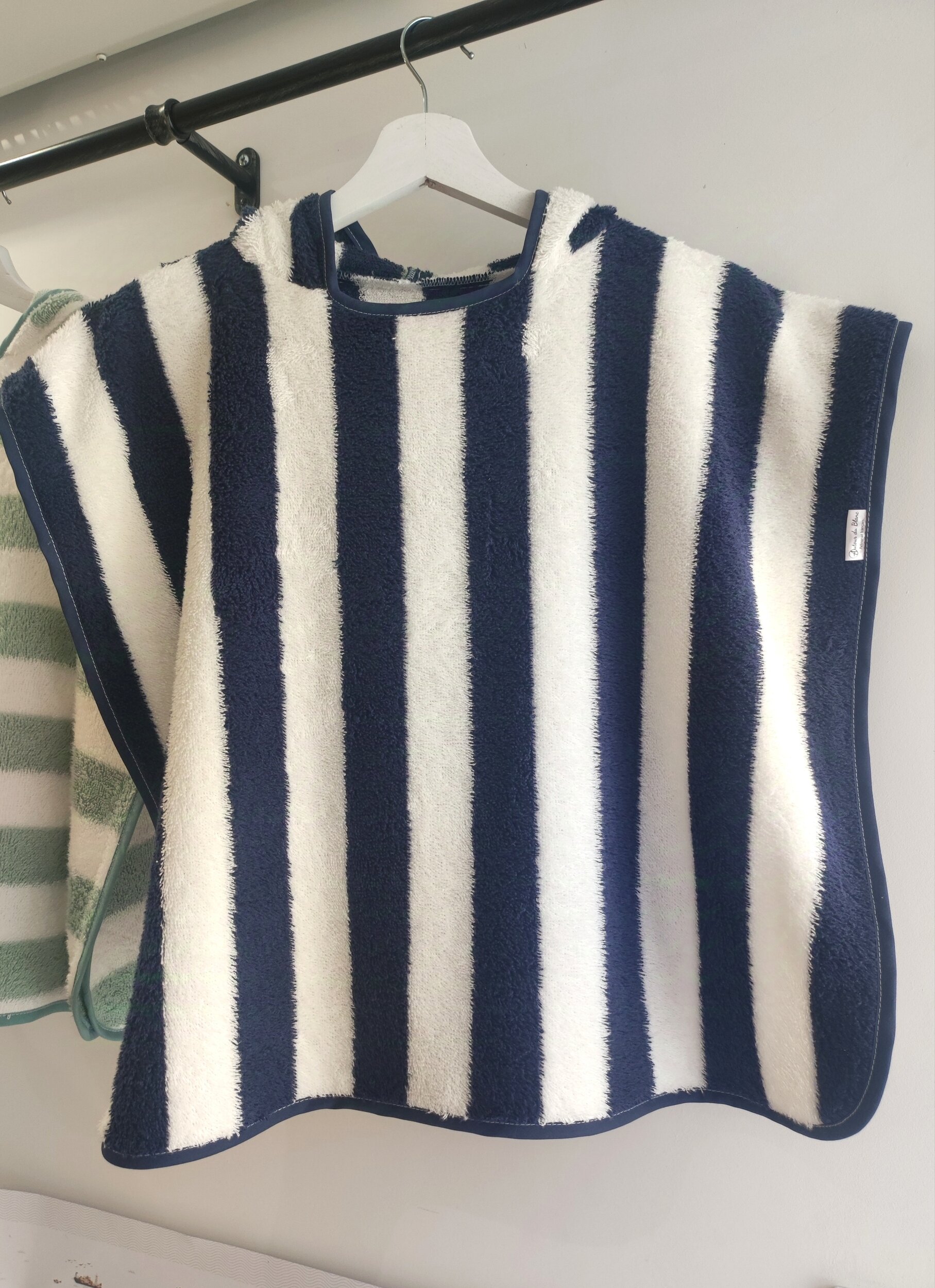 Poncho-enfant-éponge-capuche-rayures-marine-blanc
