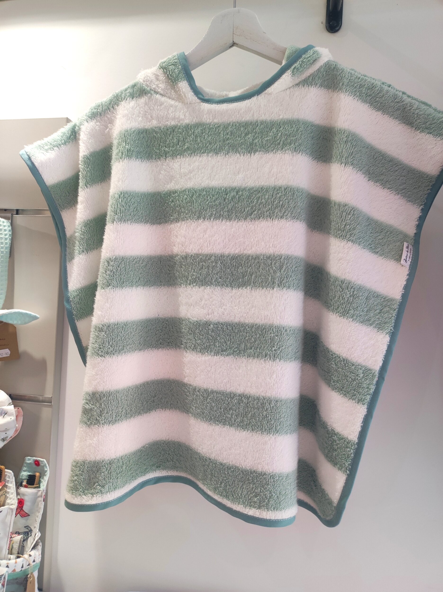 Poncho-enfant-éponge-capuche-rayures-vert-celadon-blanc