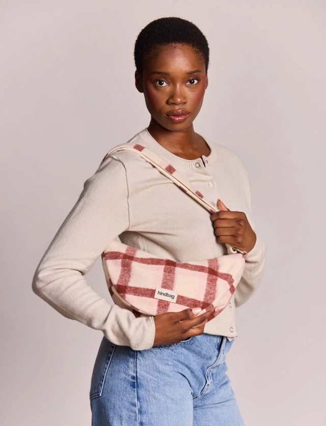 Sac-porté-femme-bandoulière-banane-Andrea-tartan-rose-Hindbag
