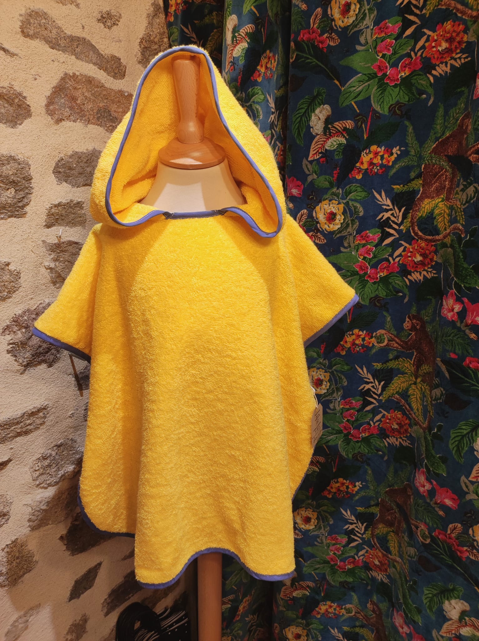 Poncho_enfant_jaune-autour-du-blanc