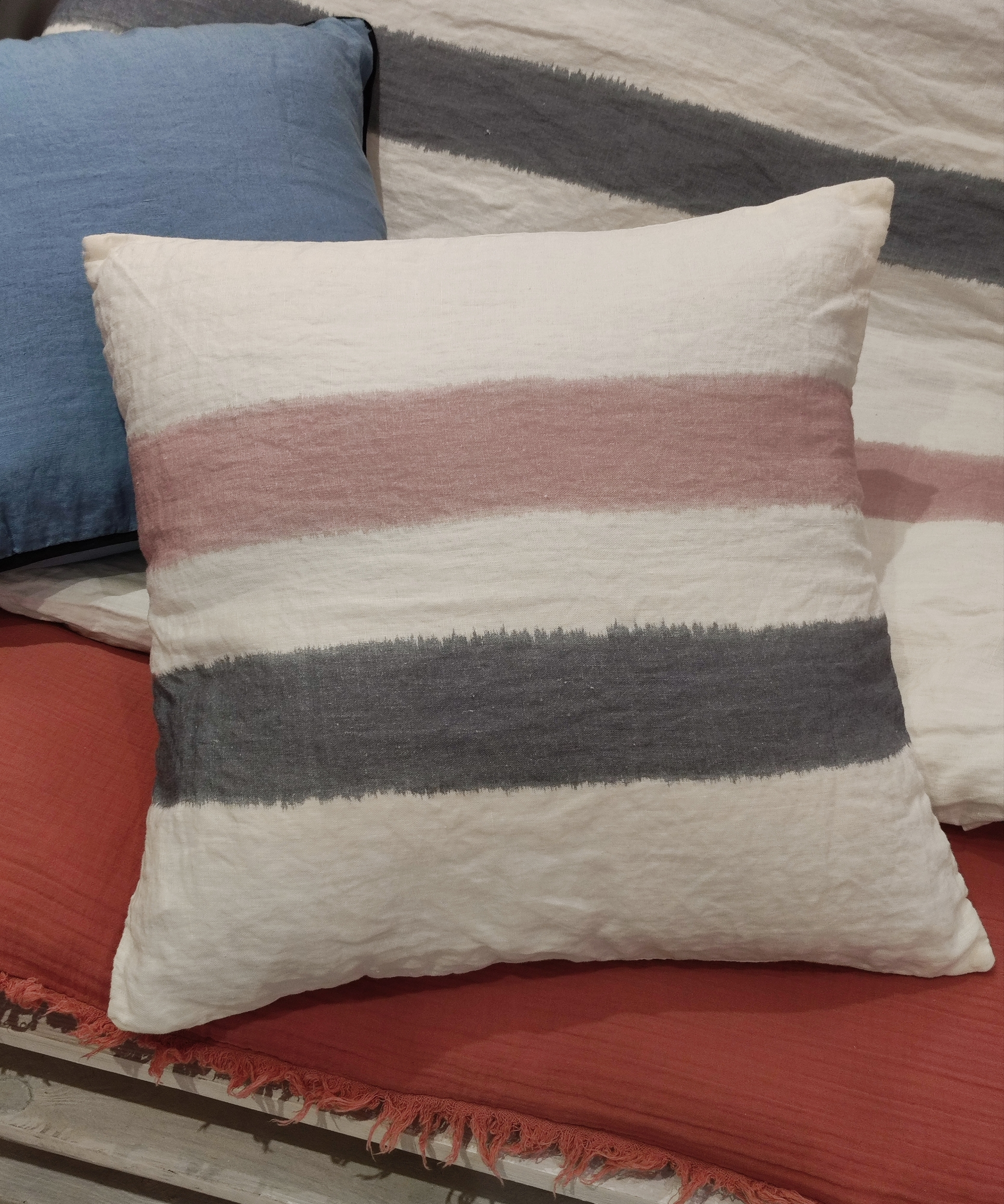 Coussin_carré_rayure_Aria_Rose_Bleu