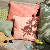 Coussin_Nature_Urbaine_Le_Jacquard_Français_40x40_outdoor_Saumon_ambiance