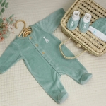 Pyjama-velours-sophie-la-girafe-trois-kilos-sept-ambiance2-vert