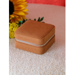 Boite-bijoux-voyage-carree-velours-cotele-camel-maison-scarlett