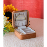 Boite-bijoux-voyage-carree-velours-cotele-camel-ouvert-maison-scarlett