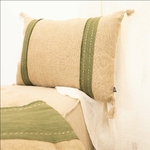 Coussin-rectangle-vert-bronze-sud-etoffe-ambiance