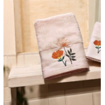 Serviette-de-toilette-fleurs-brodée-rose-poudre-ambiance
