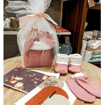 Coffret_cadeau_moufles_bonnet_chaussons_bandeau_jersey_Bio_rose