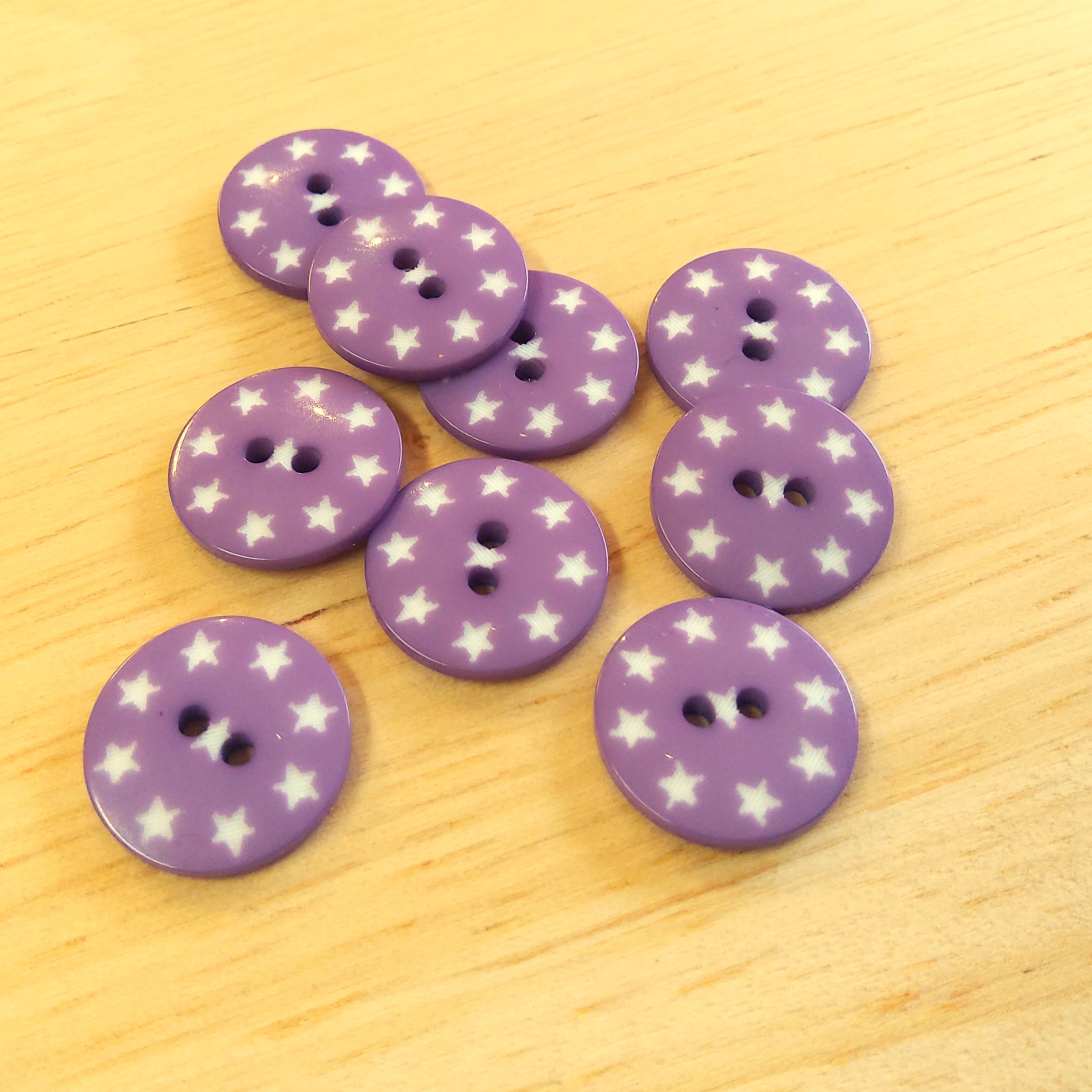 Boutons 15mm - Etoiles sur fond violet clair