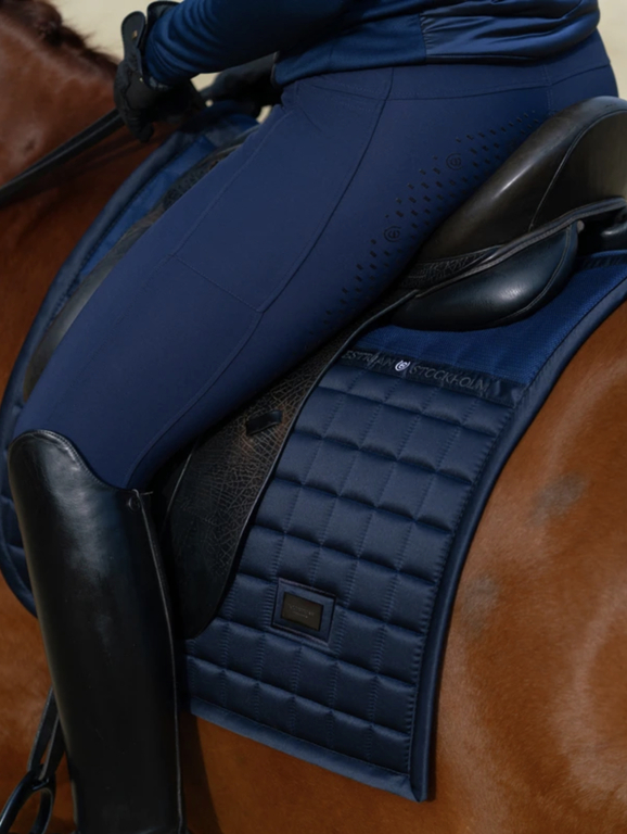 Tapis de dressage Line Bordeaux | Equestrian Stockholm