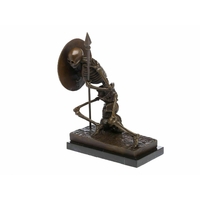 Statue en bronze squelette guerrier avec bouclier 33 cm