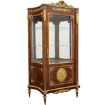 Vitrine-style-Louis-XVI