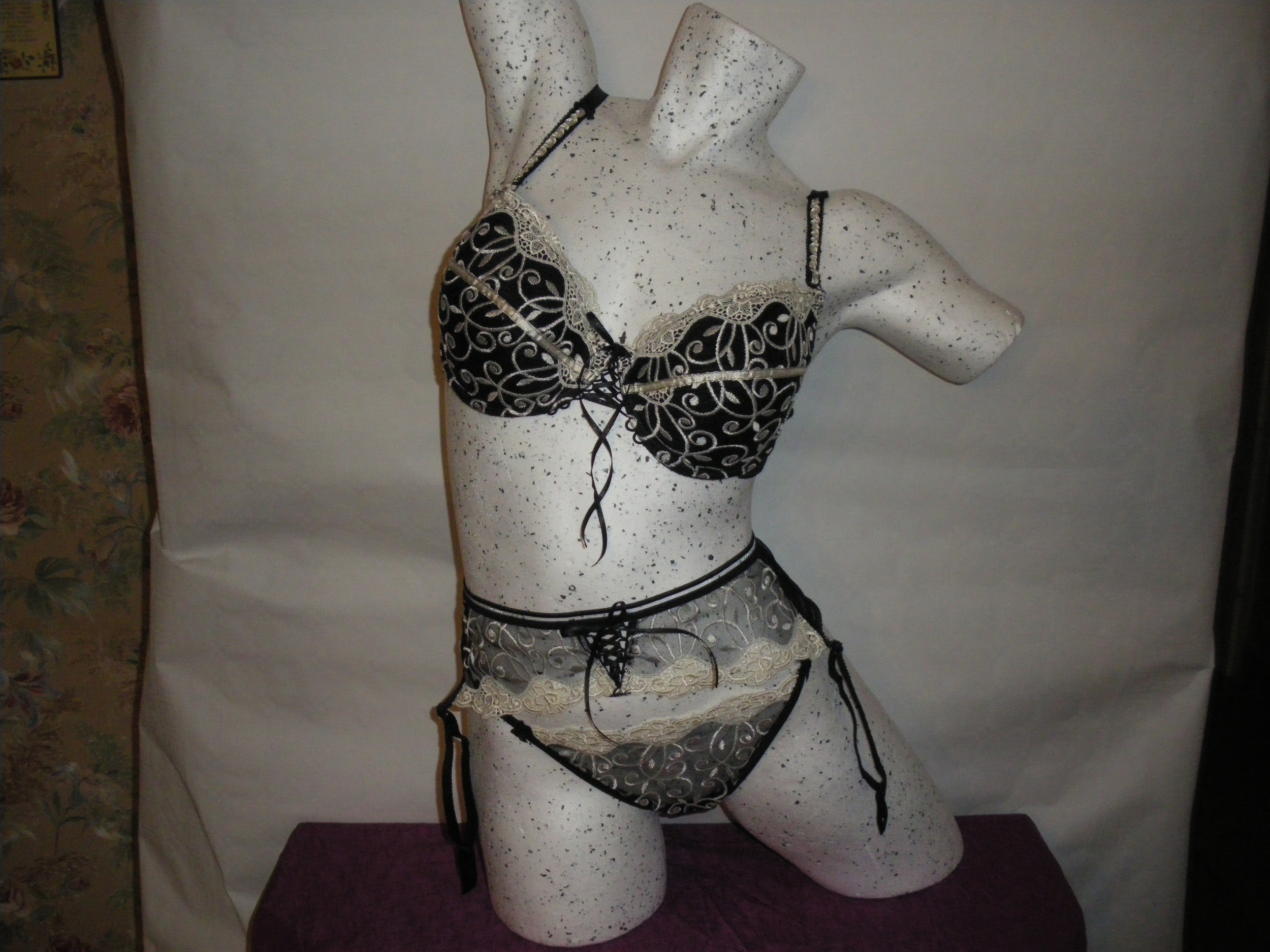 UN STRING EN DENTELLE BRODEE REF DEMETER ROZA