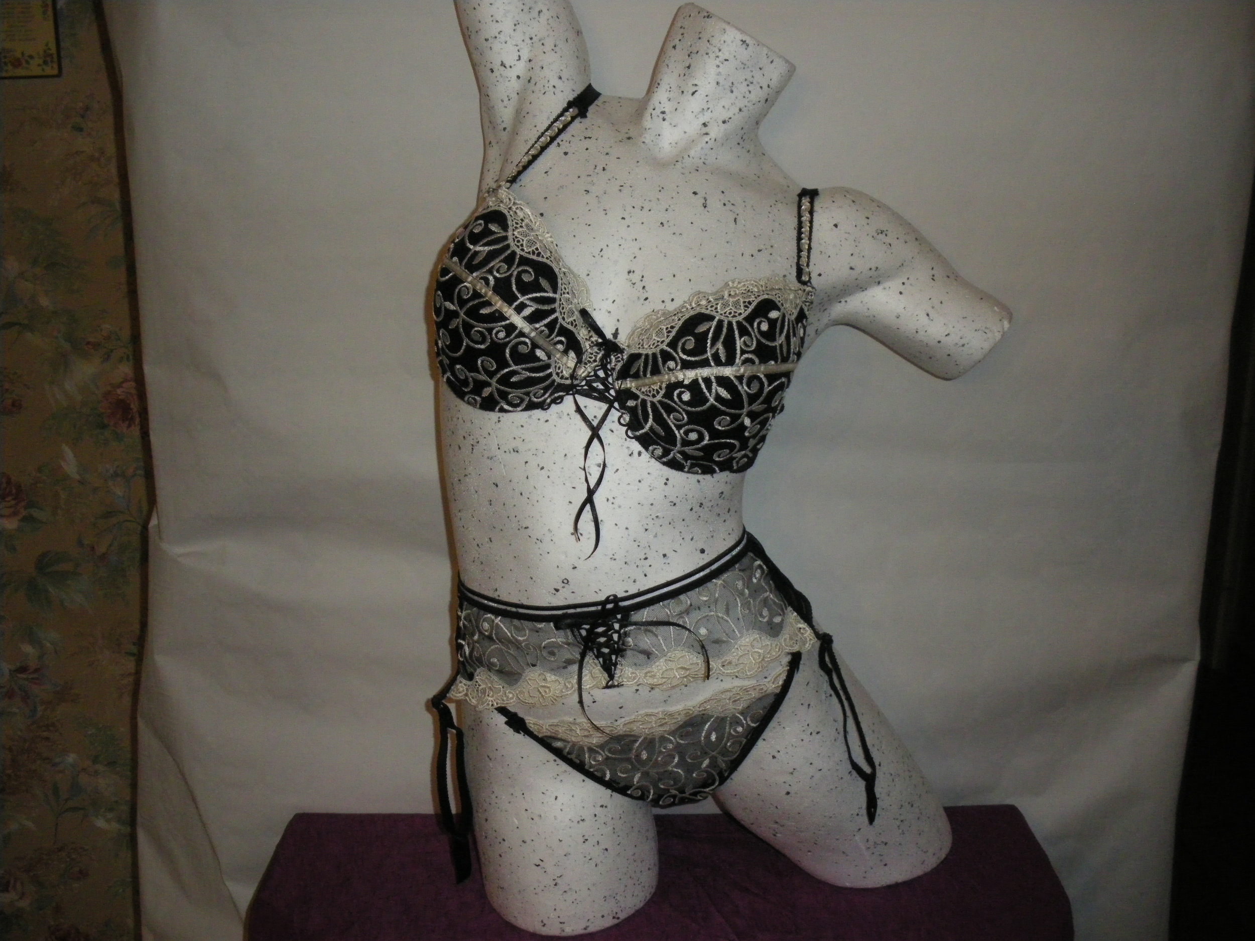 UN PORTE JARRETELLE EN TULLE BRODE NOIR ET ECRU REF DEMETER STOCKING ROZA ASPHODELE MATTERHORN