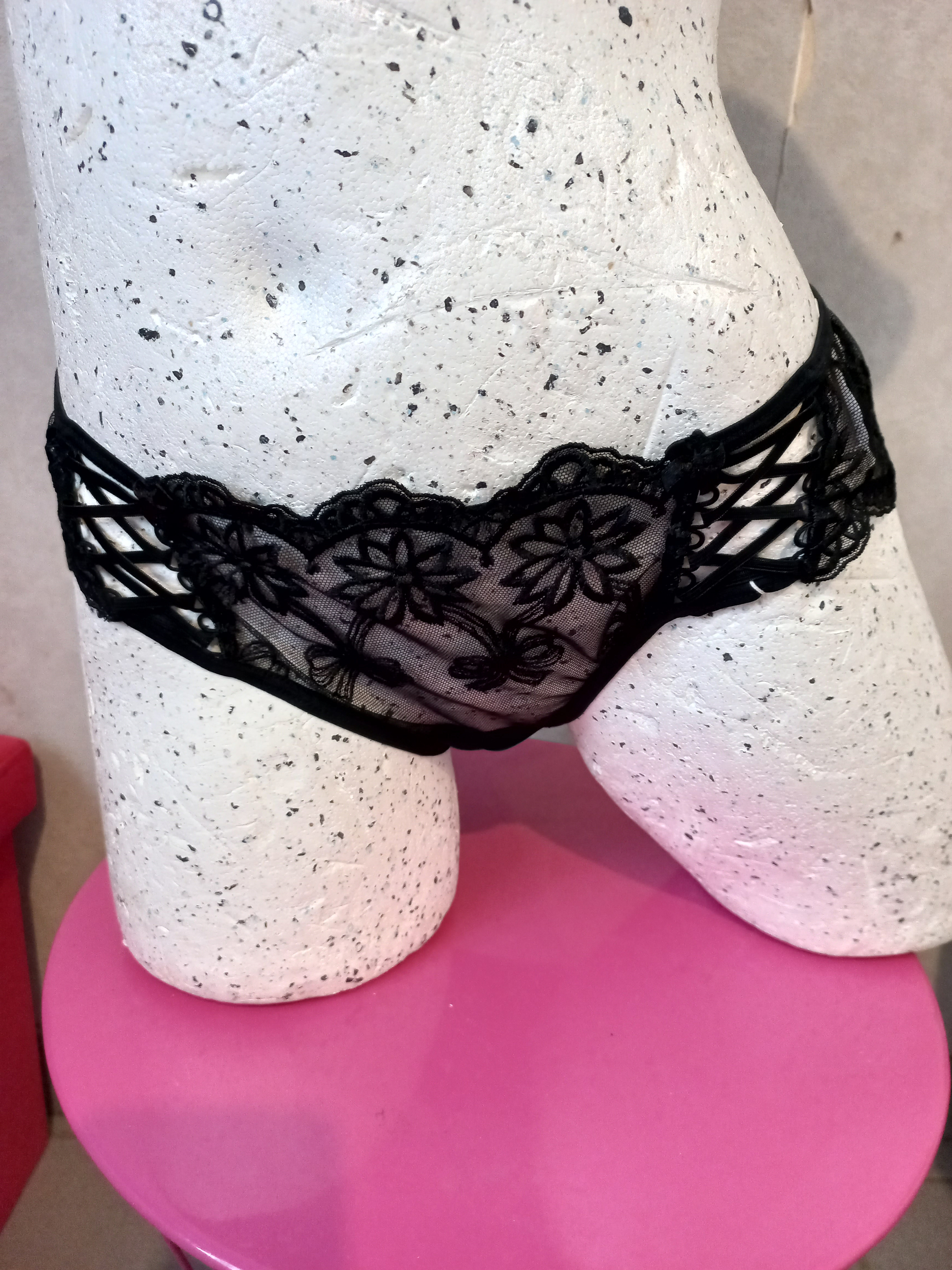 UN SLIP EN MICROFIBRE ET DENTELLE NOIR REF LADY  ROZA ASPHODELE MATTERHORN