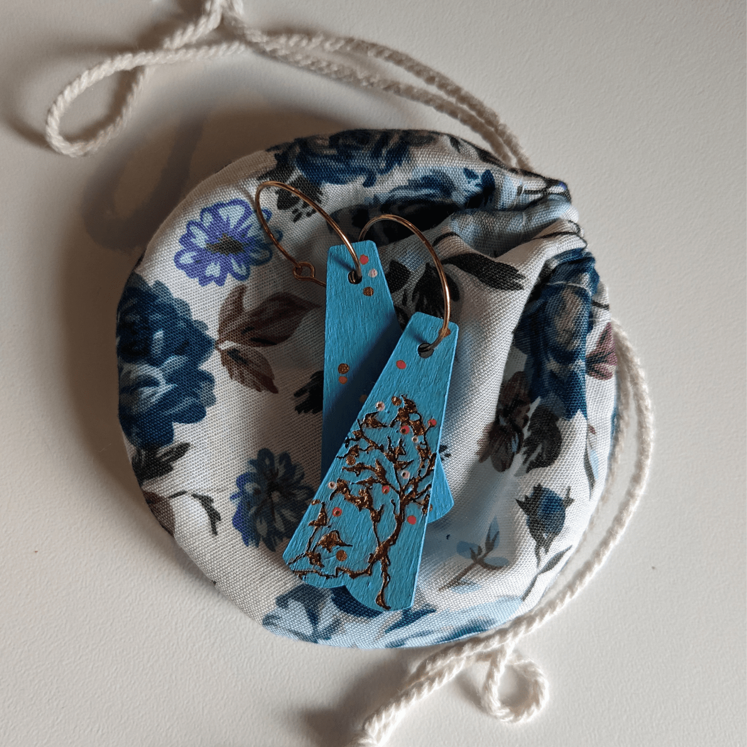 Boucle doreille entrelacs végétaux bleu lagon -Présentation pochette-La découpe Mâconnaise