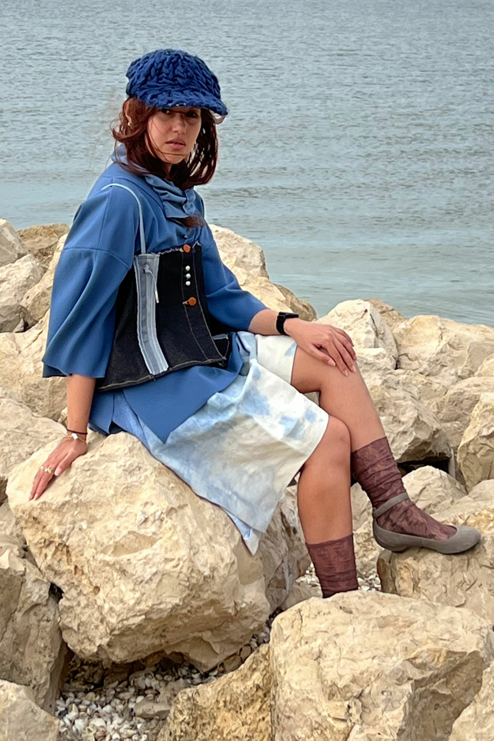 Top-Corsage-Jeans_Pure-Rebirth_Profil_Look-assise
