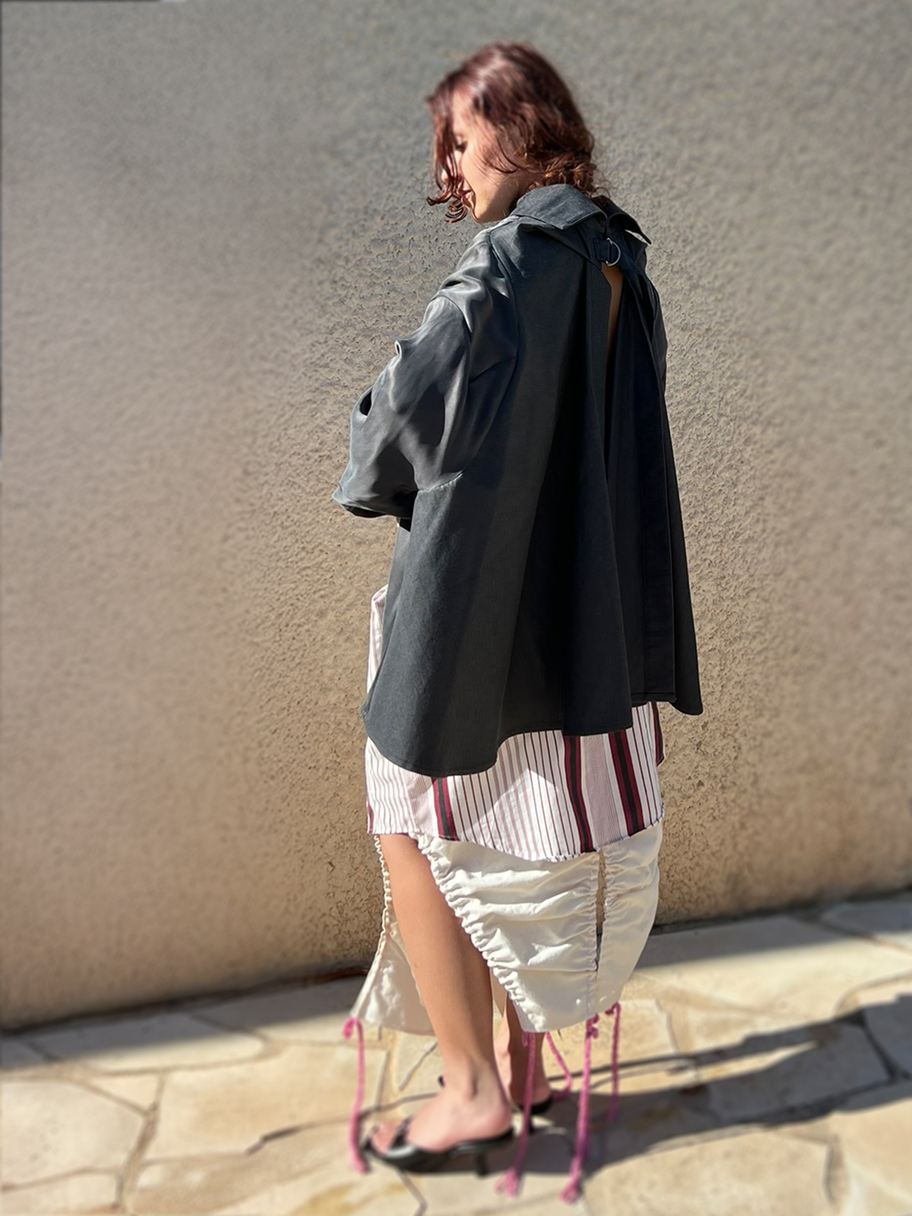 Camise-Base_Grise_Dos-3-4-Silhouette-talon