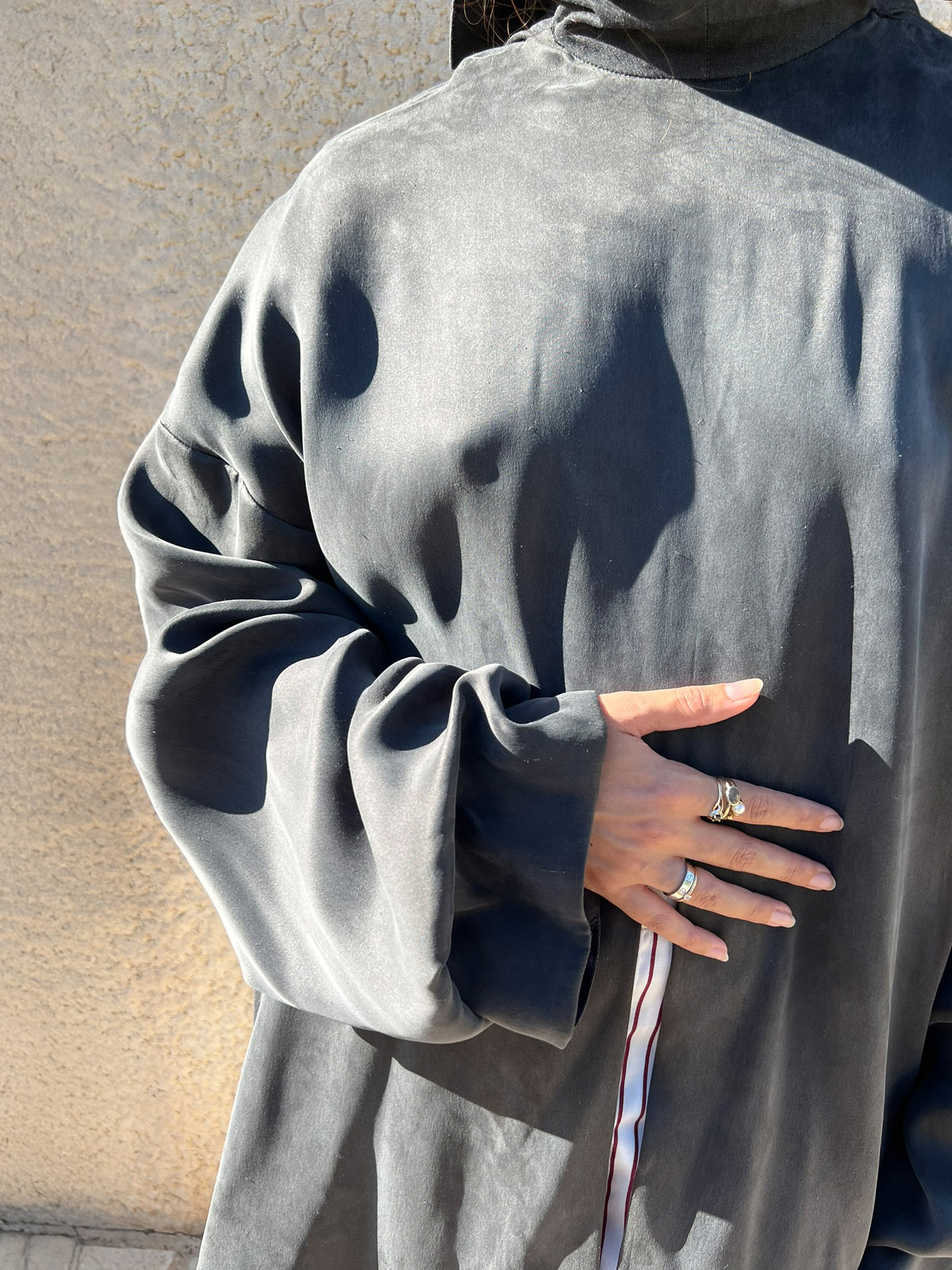 Camise-Base_Grise_Devant-Zoom-manche