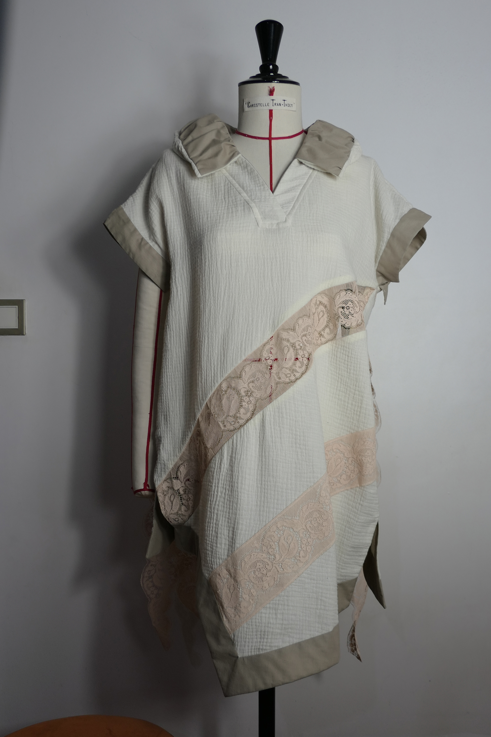 Polo-artisanal_Dentelle_devant-stockman