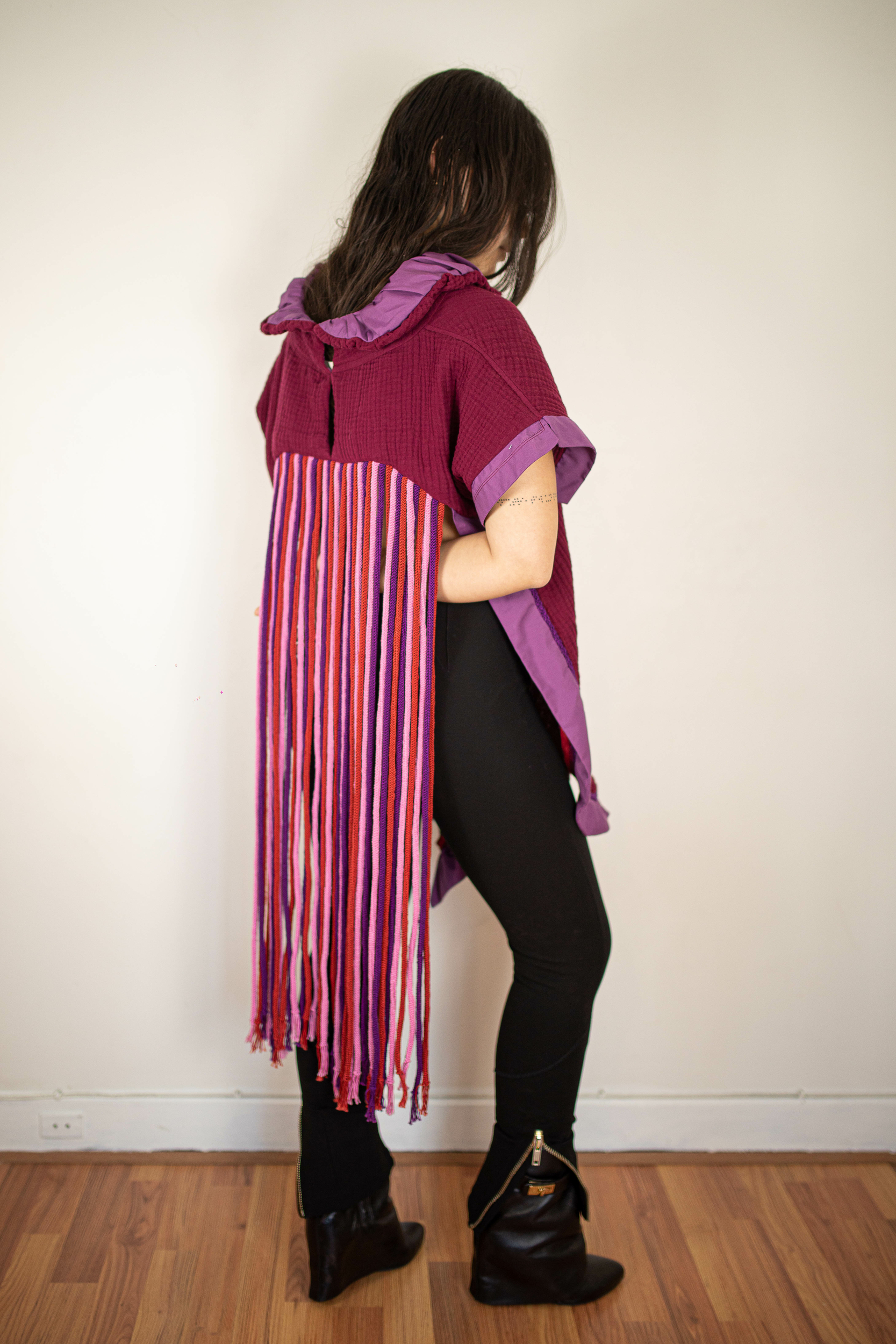 polo artisanal grenat maille coton profil